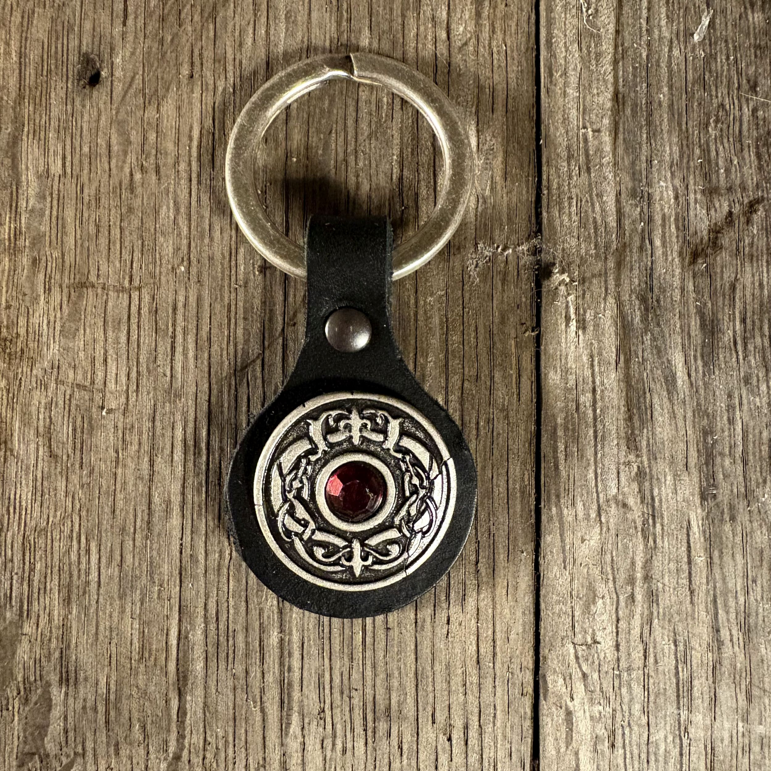 Schlüsselanhänger schwarz, keltisch m. rotem Stein