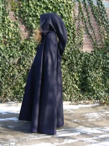 Umhang aus Wolle mit langer Kapuze und Stickerei