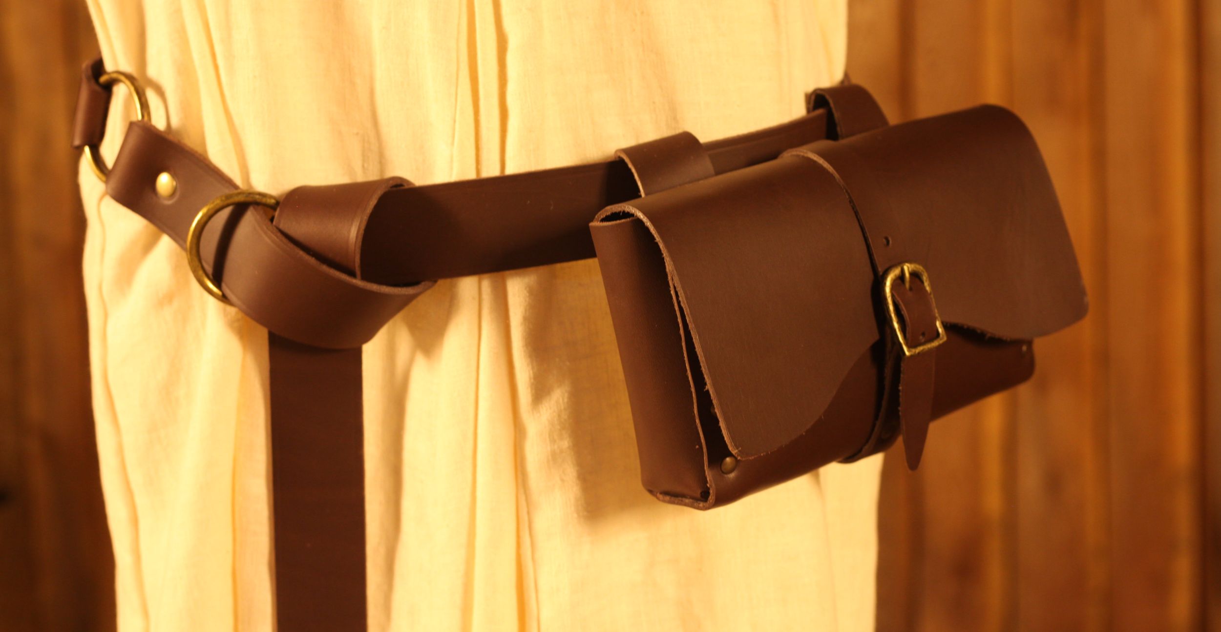 Set einfache Ledertasche und -gürtel