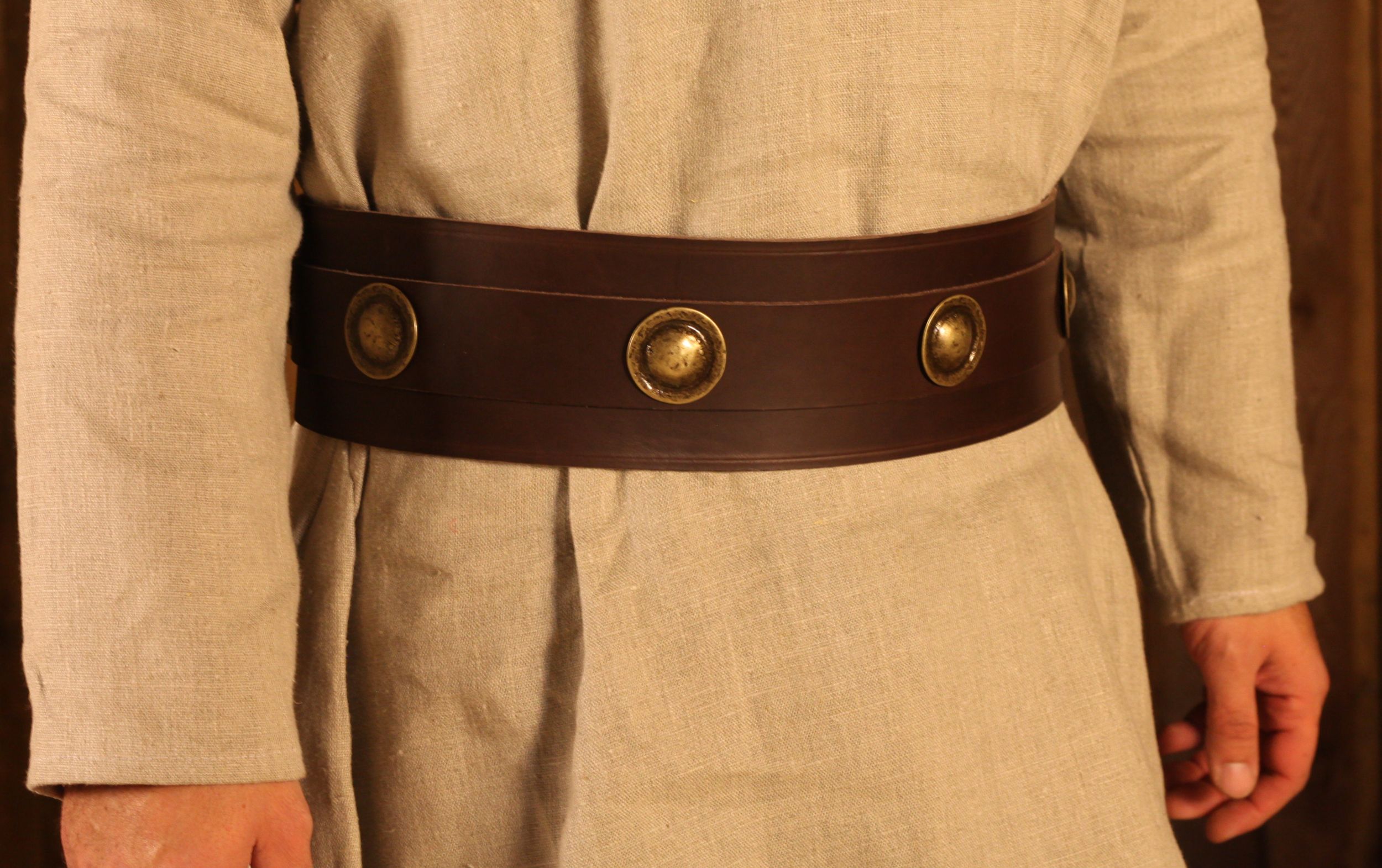 Breitgürtel mit Ziernieten