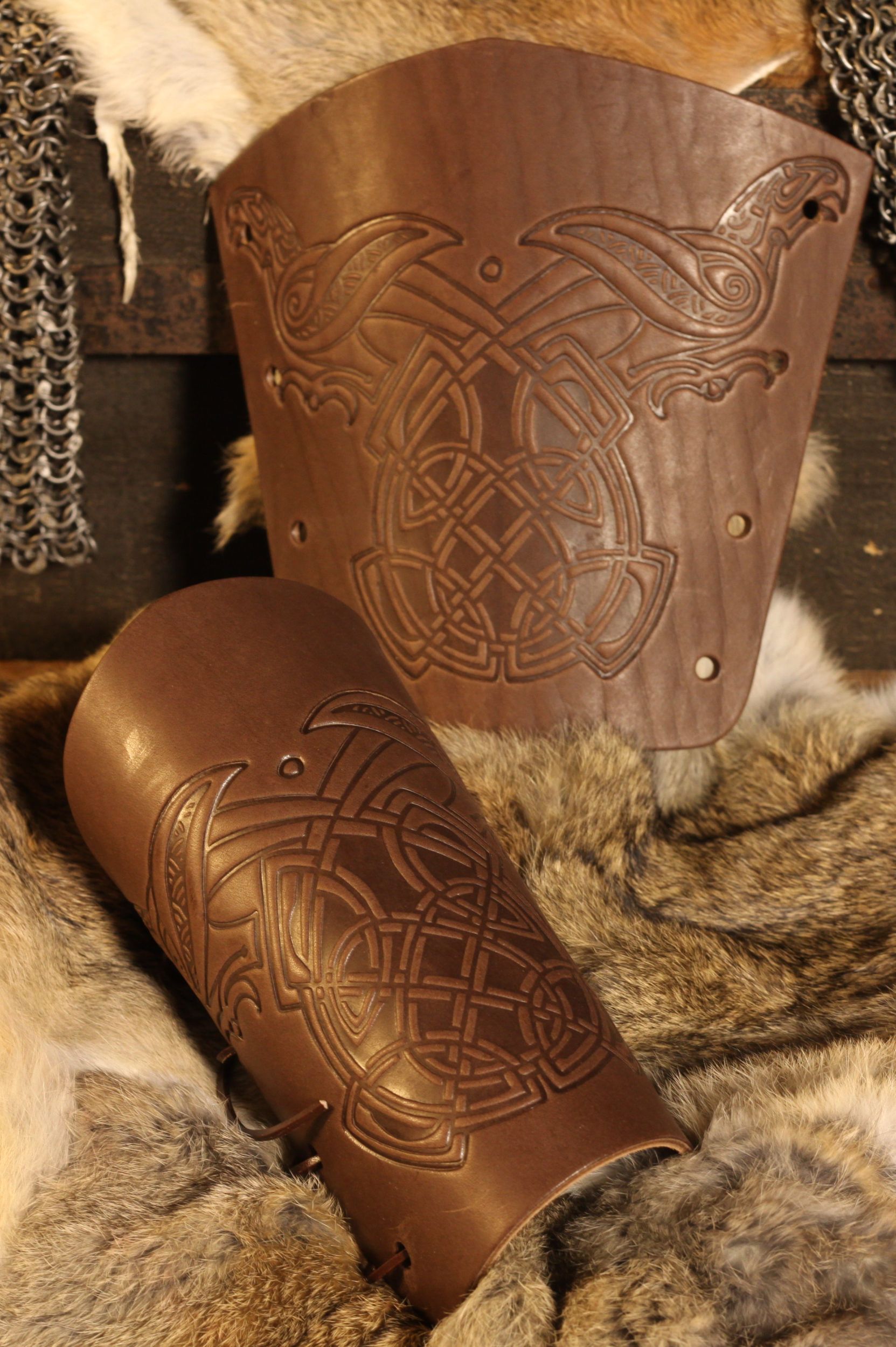 Leder-Armschienen Rabenprägung