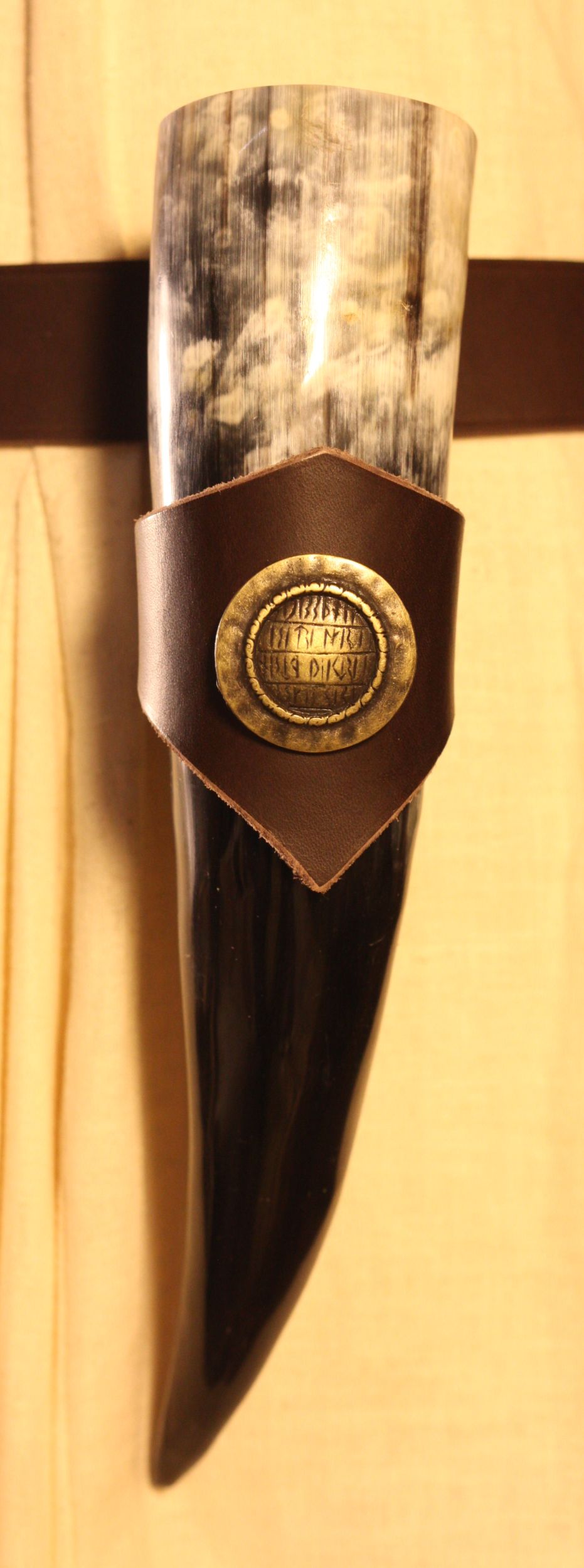 Trinkhorn mit Halter braun Runenschild ca. 300ml