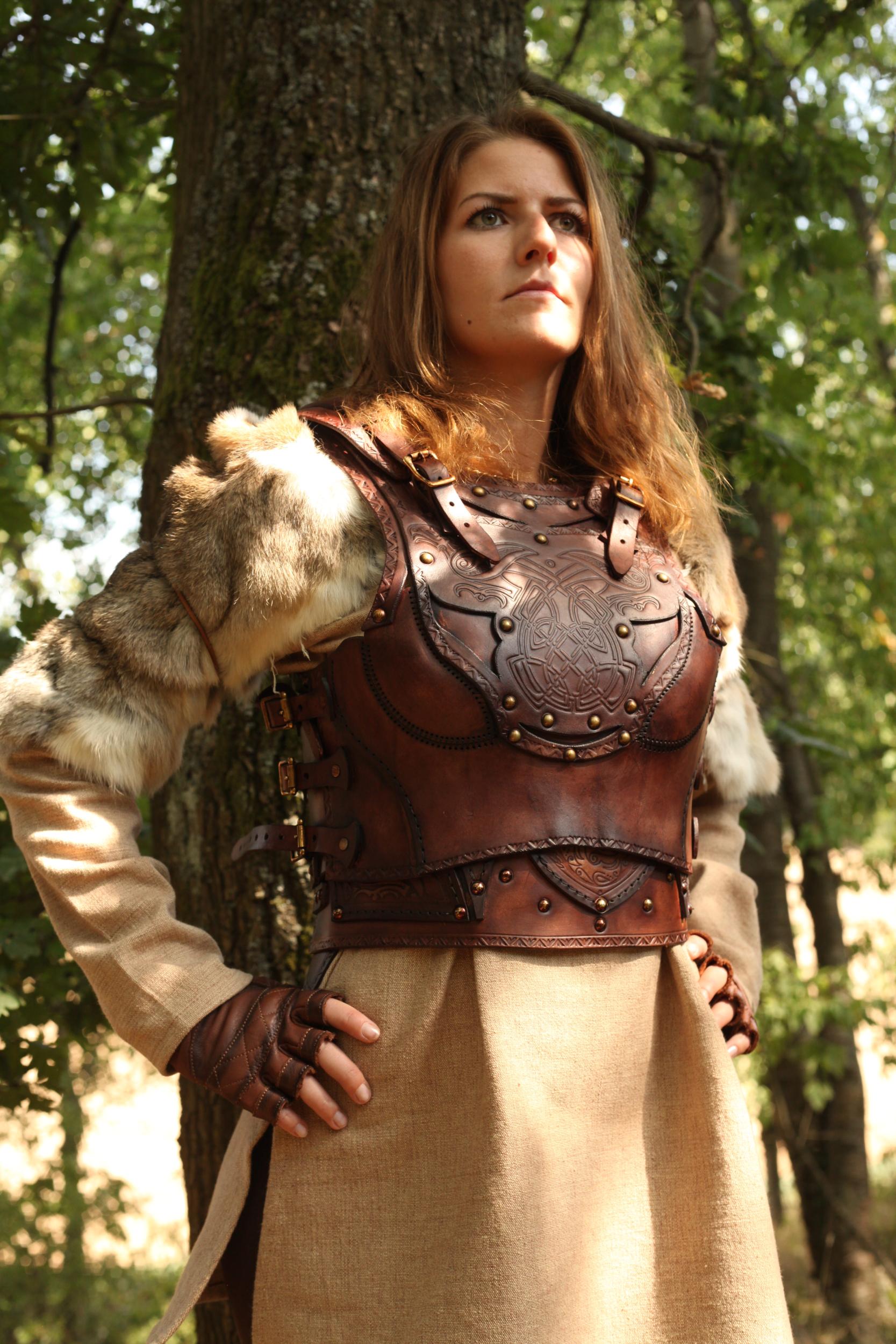 LARP Lederrüstung Clanführerin