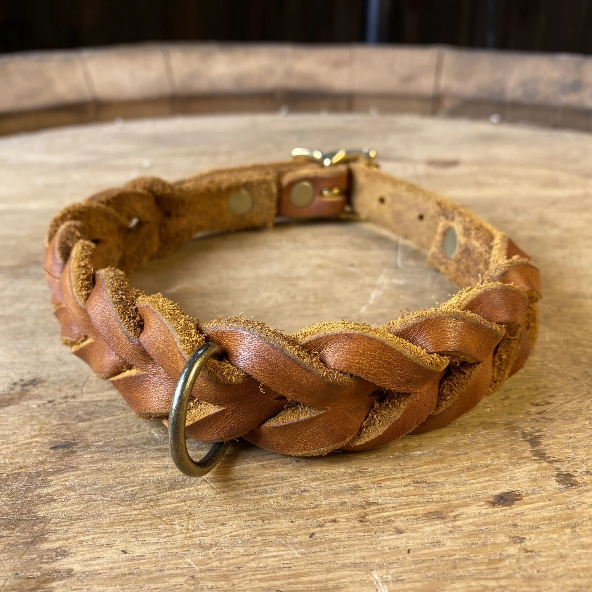 Hundehalsband aus Leder, geflochten