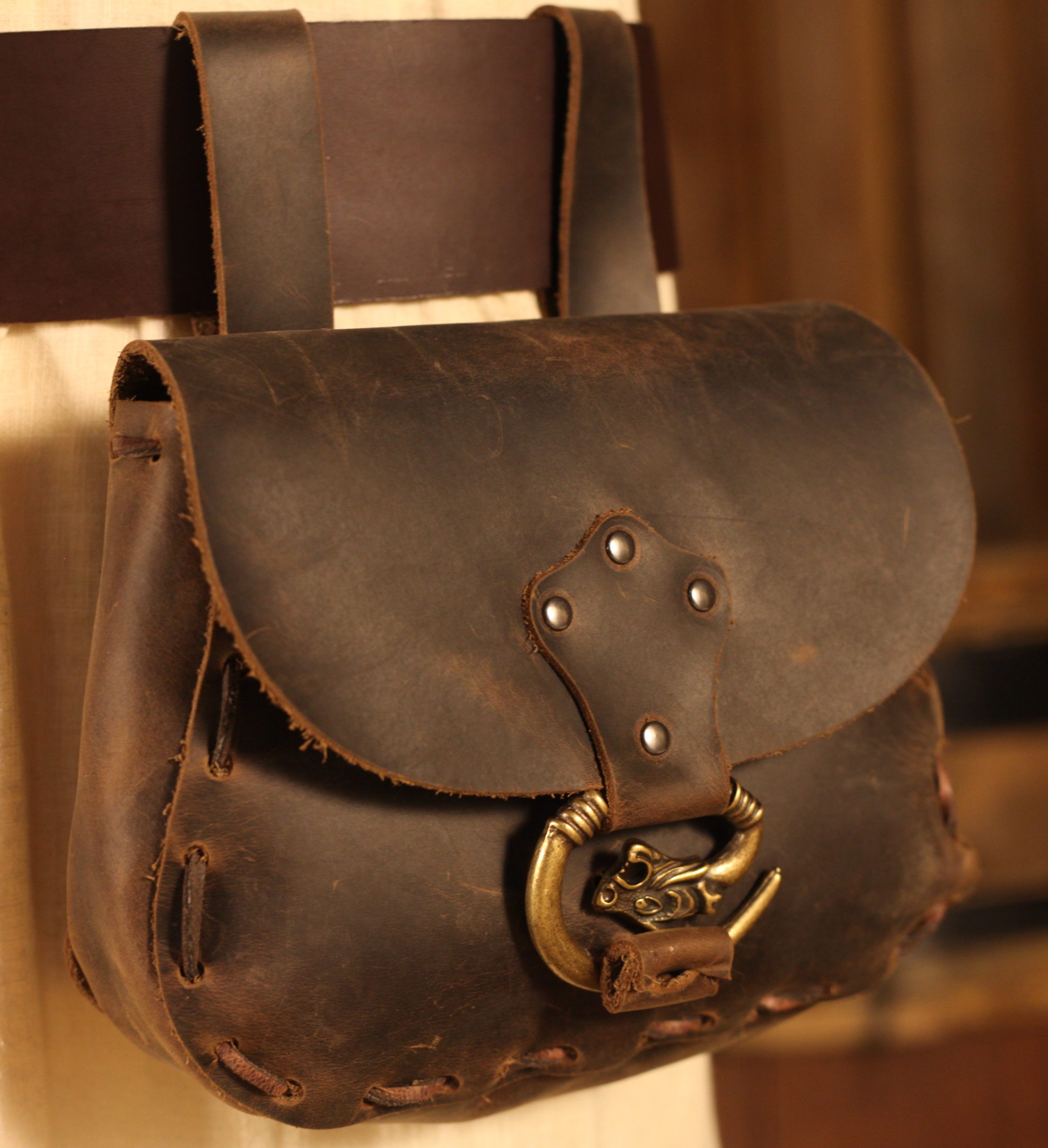 Mittelalterliche Tasche mit Wolfskopfschließe