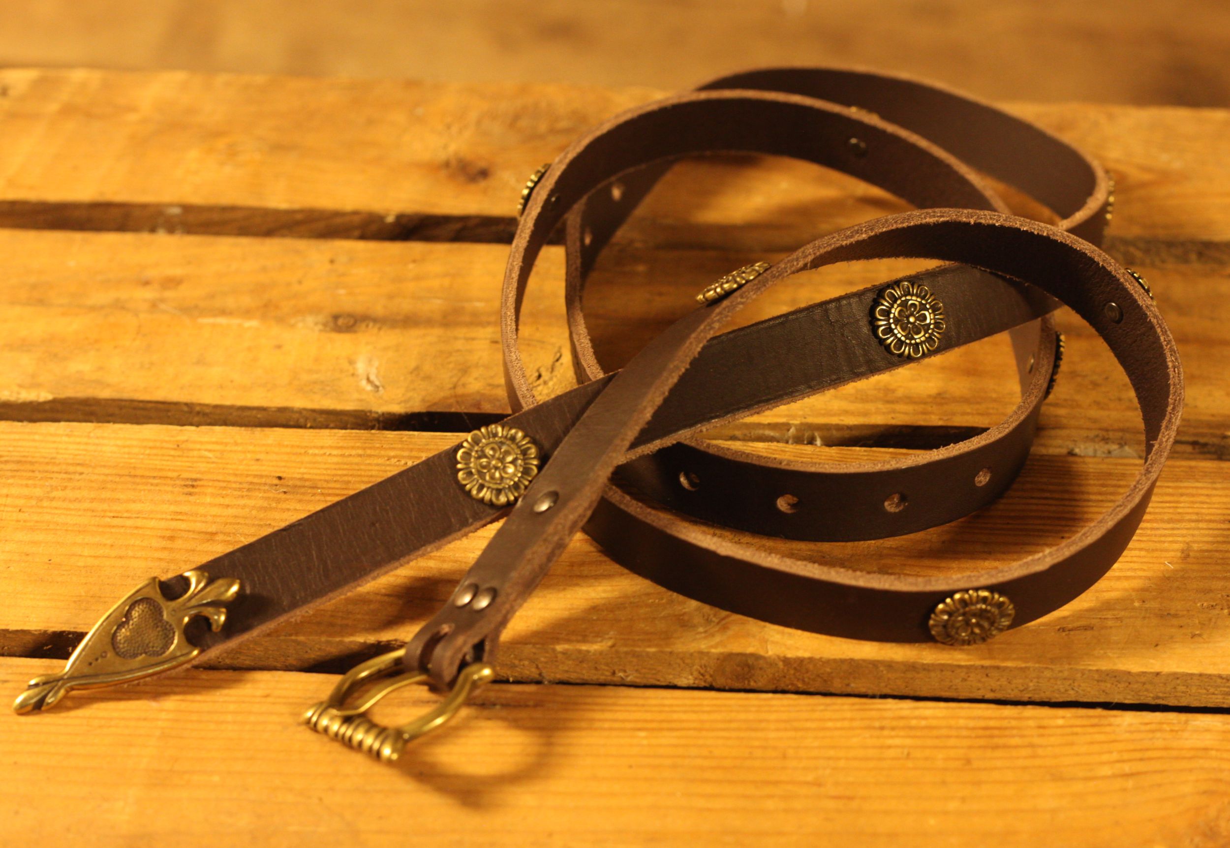 Spätmittelalterlicher Langgürtel mit Ziernieten