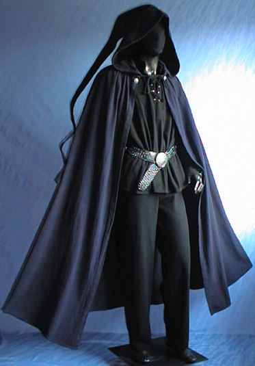 Umhang mit langer Kapuze