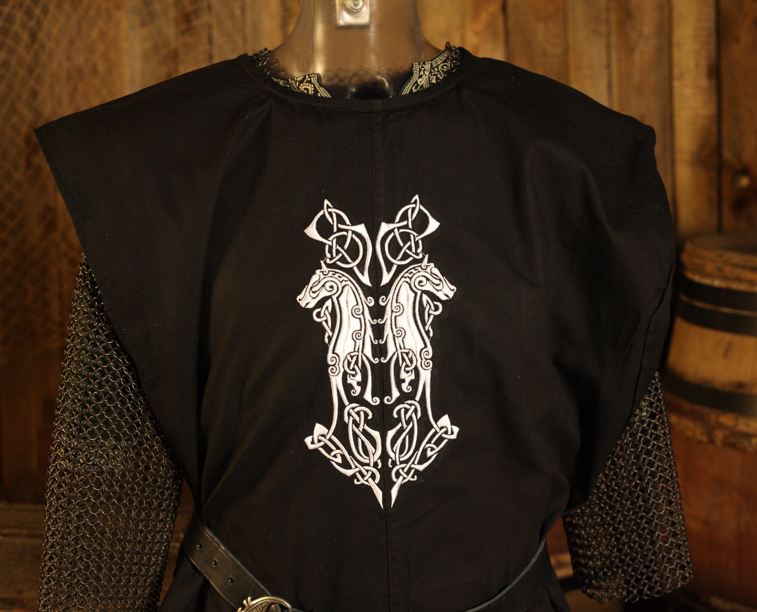 Wappenrock mit Stickerei Pferde