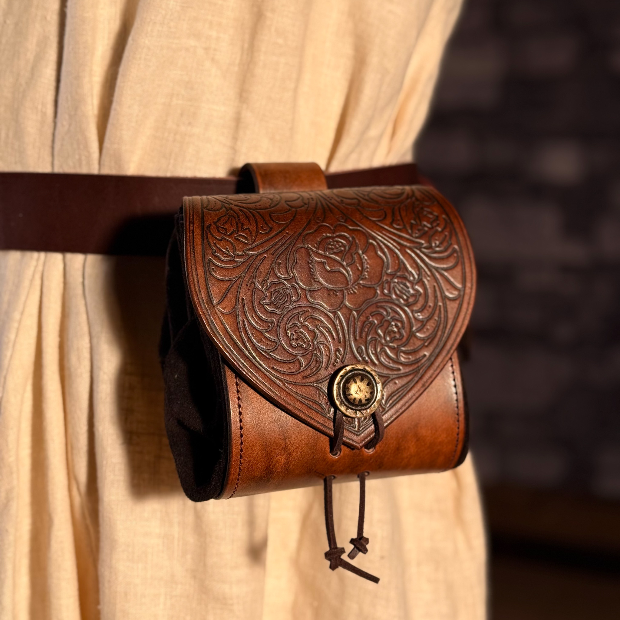 Gürteltasche aus Leder mit Rosen, braun