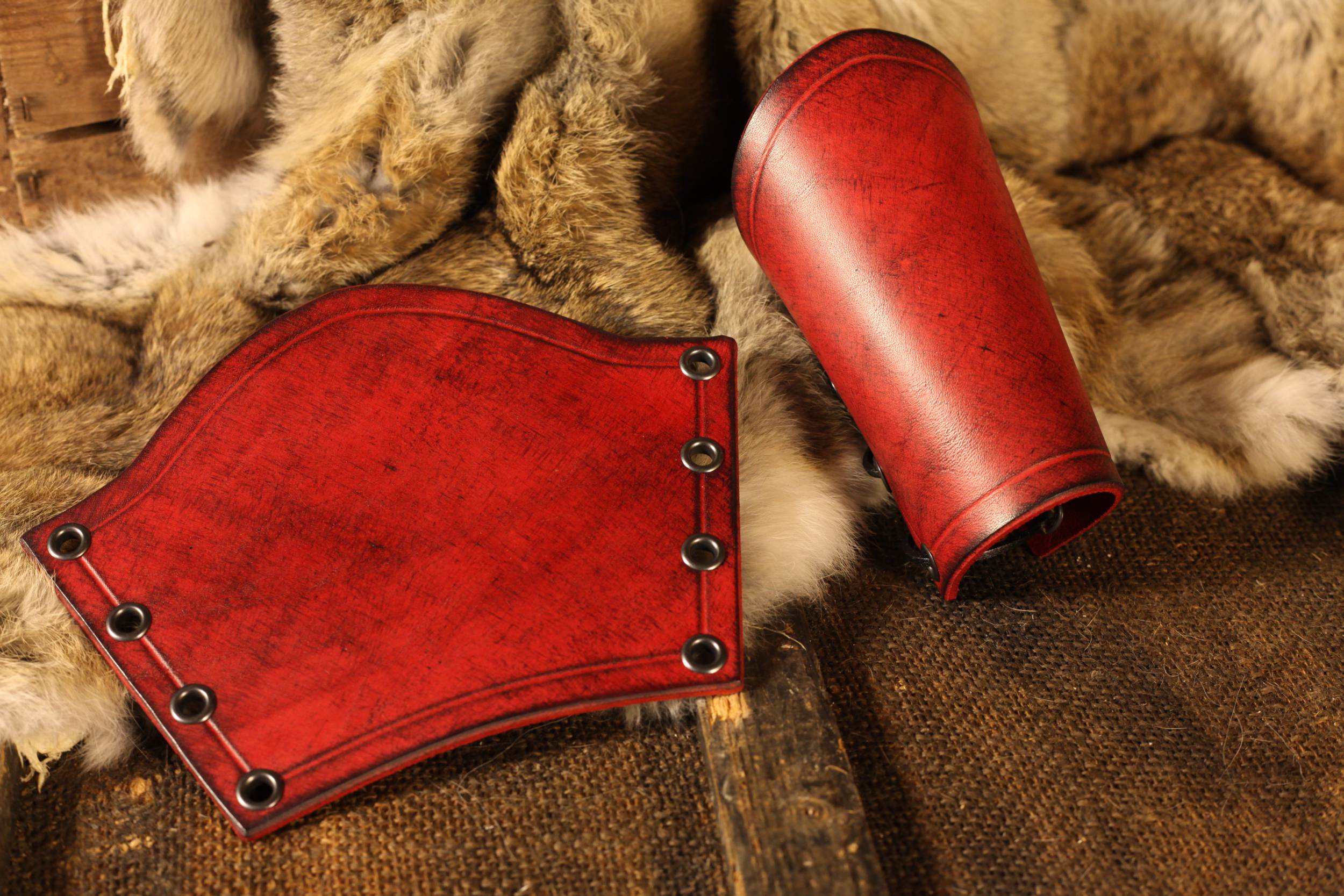 Kurze Lederarmschienen, geschnürt