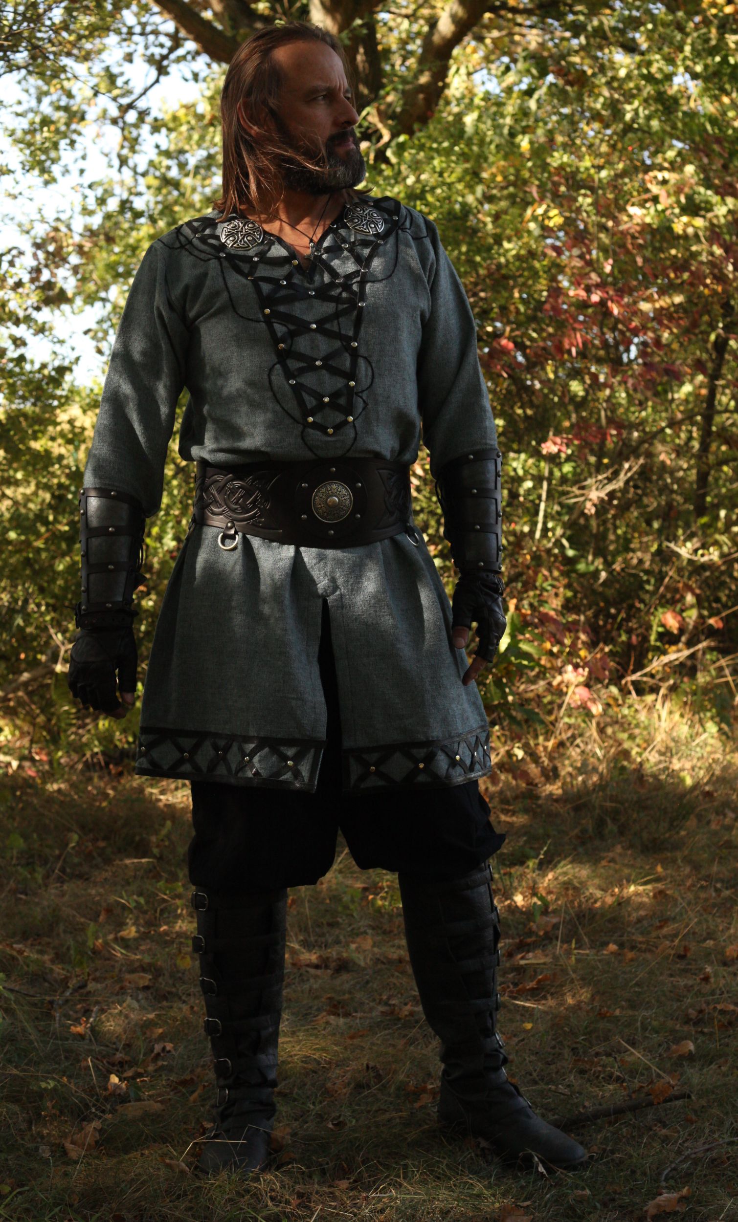 Wikinger-Tunika mit Lederapplikationen