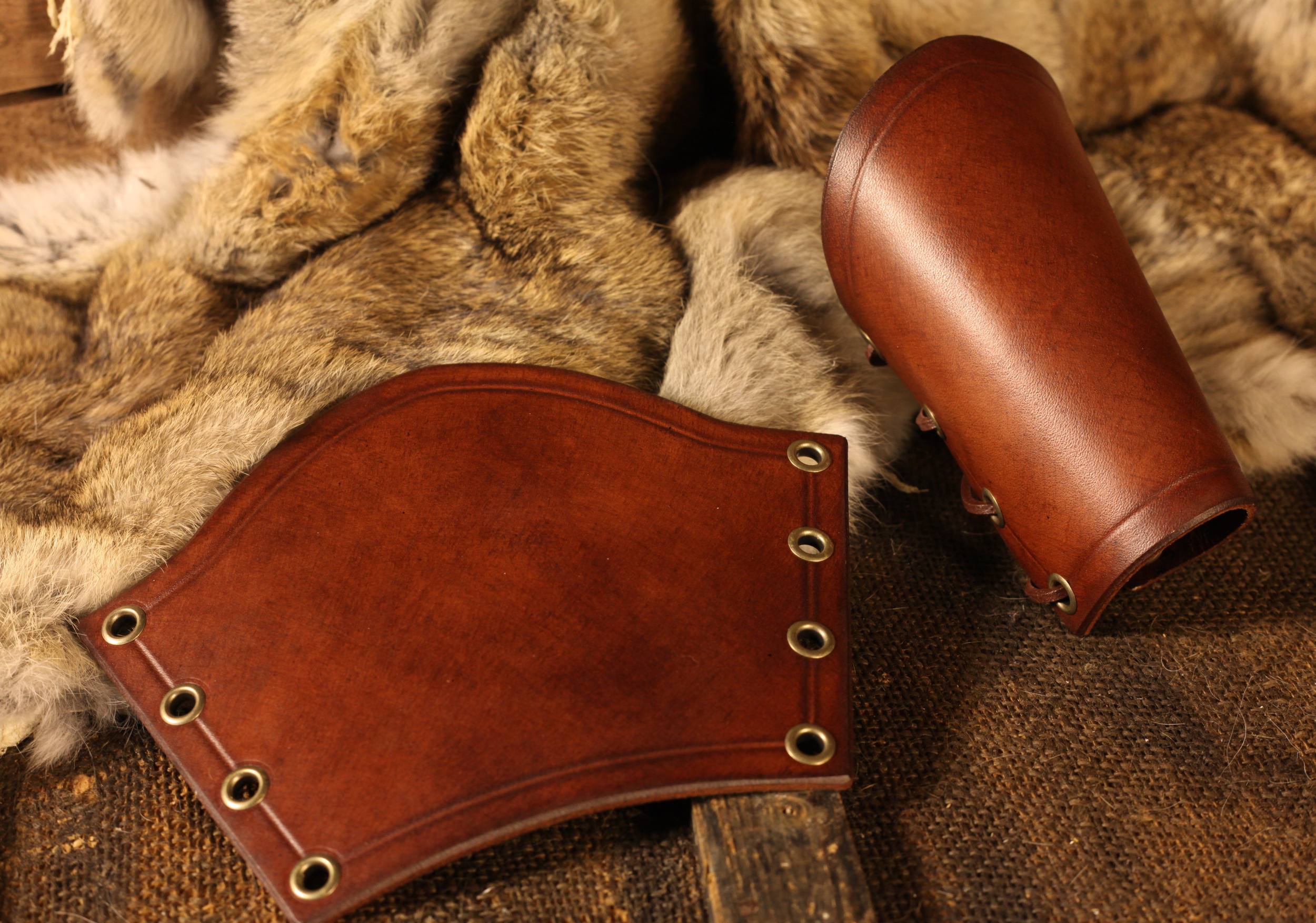 Kurze Lederarmschienen, geschnürt