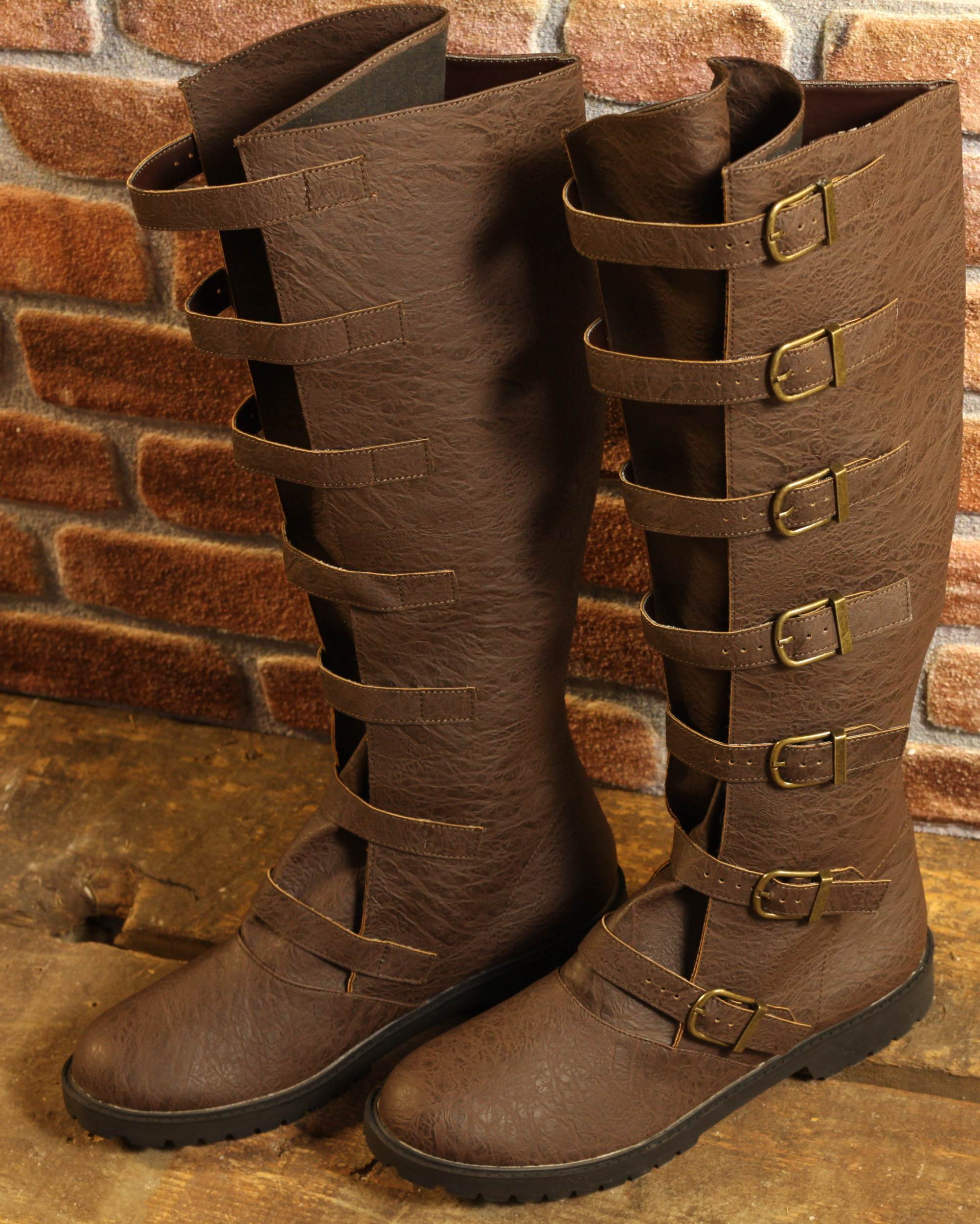 Braune Mittelalterstiefel mit Schnallen