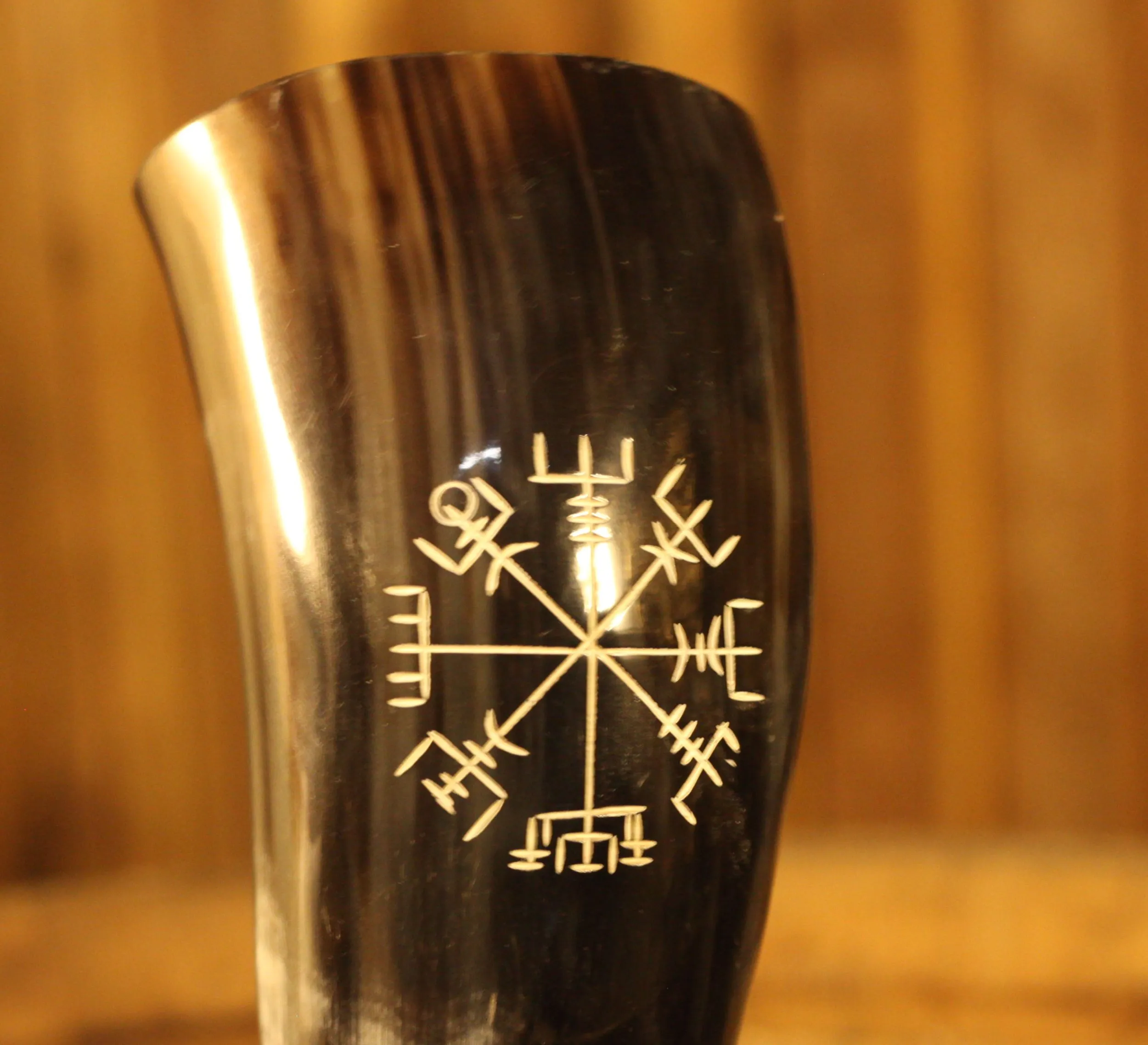 Echtes Trinkhorn mitVegvisir Gravur