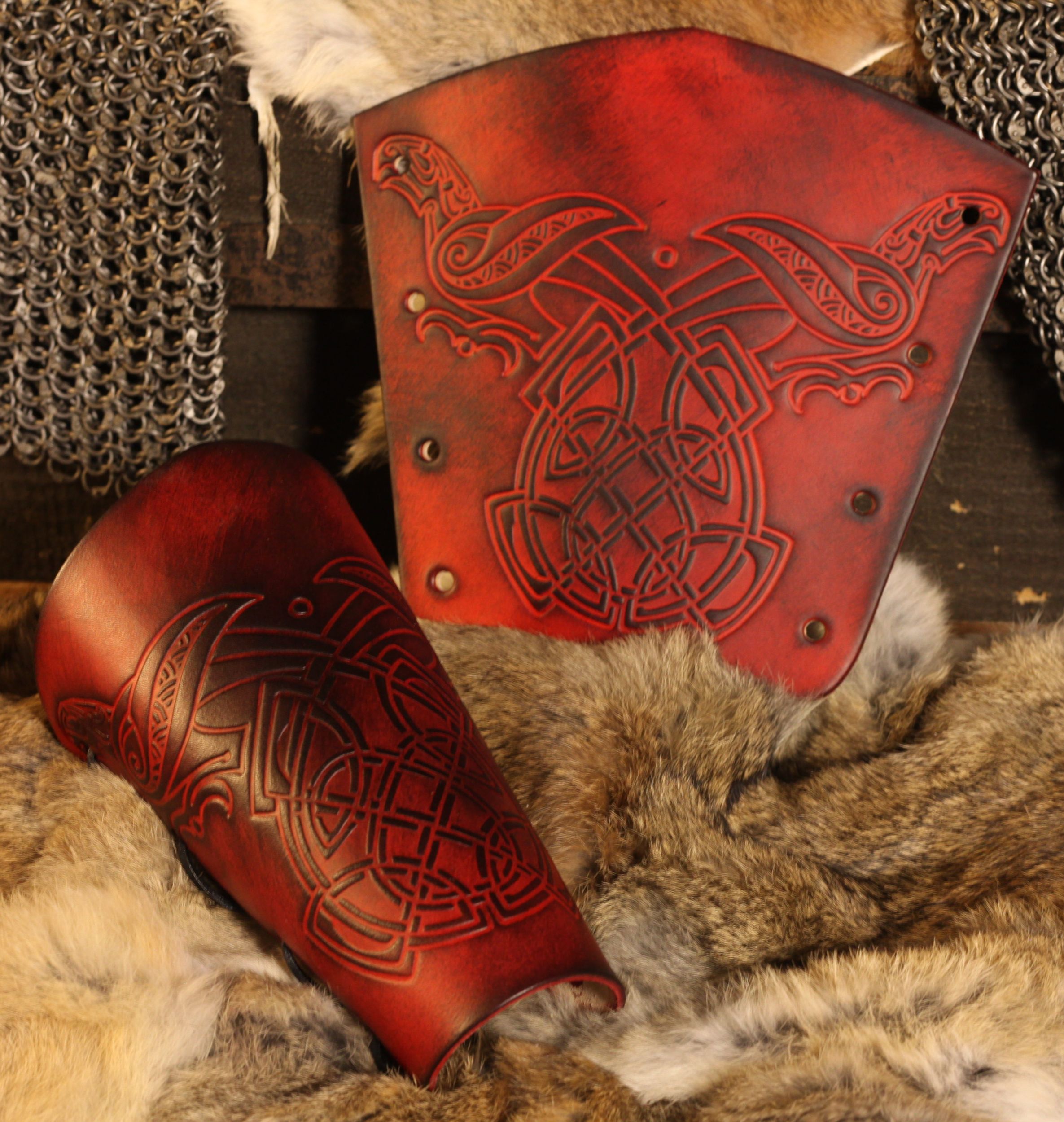 Leder-Armschienen Rabenprägung