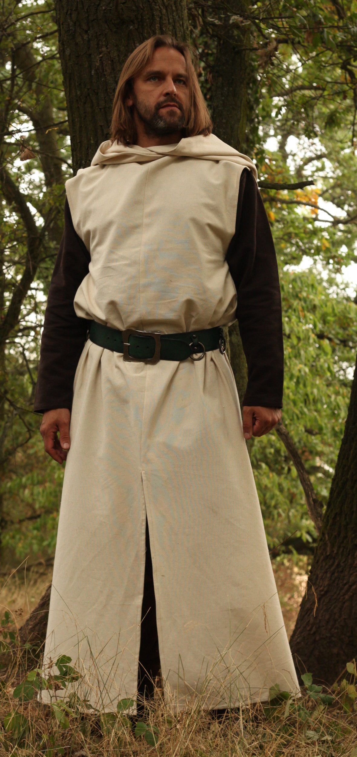 Lange beige Tunika mit Kapuze