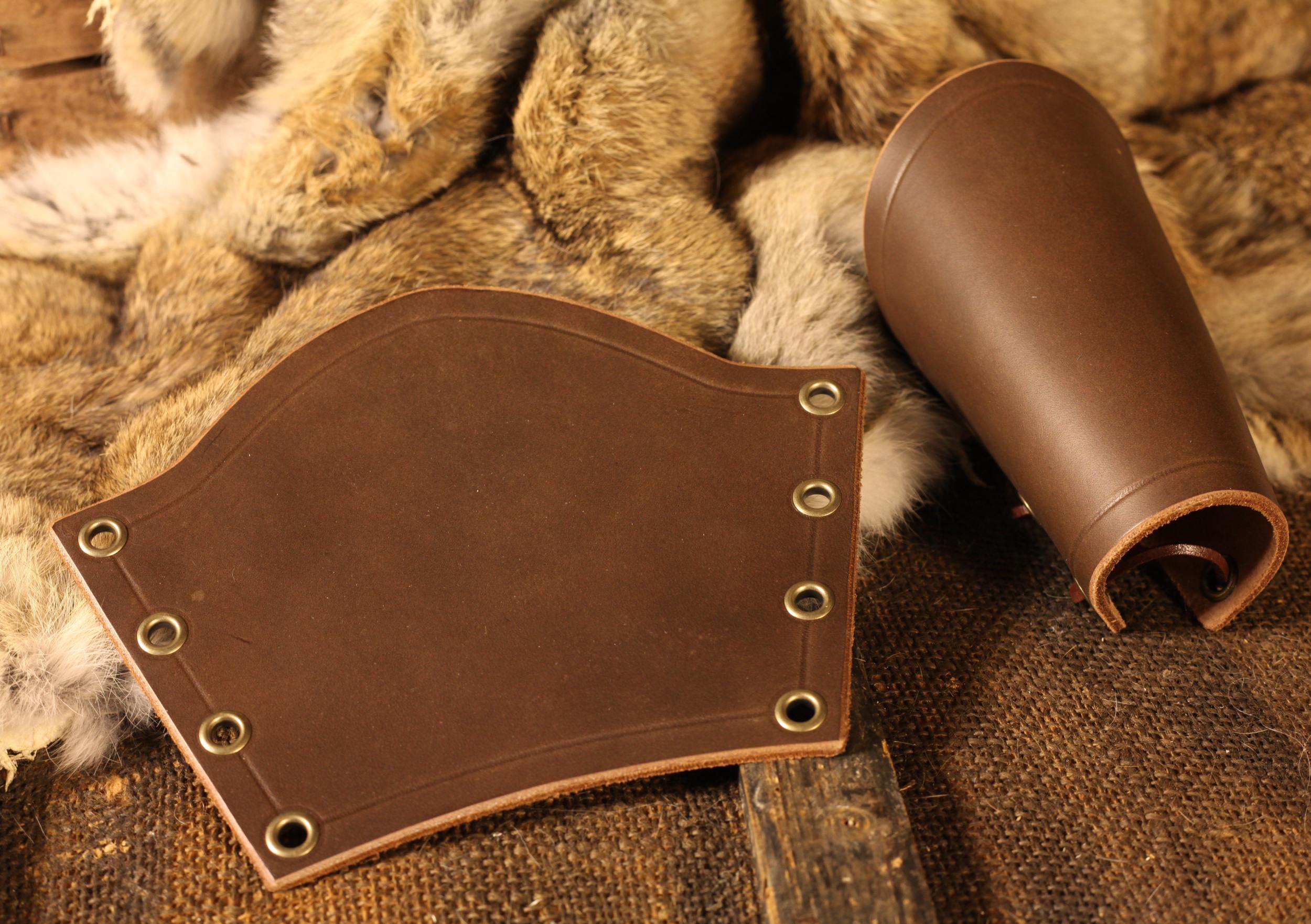 Kurze Lederarmschienen, geschnürt