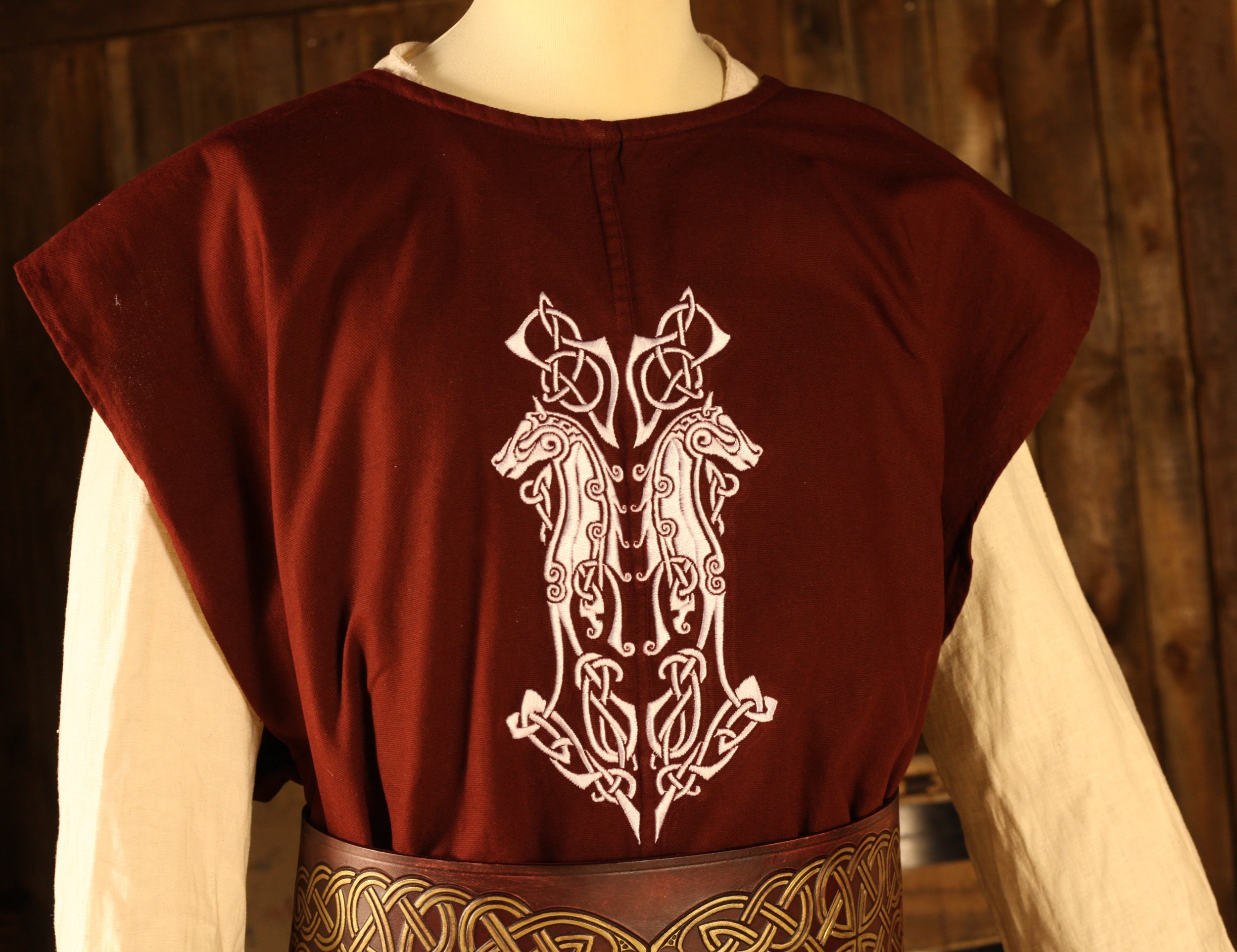 Wappenrock mit Stickerei Pferde