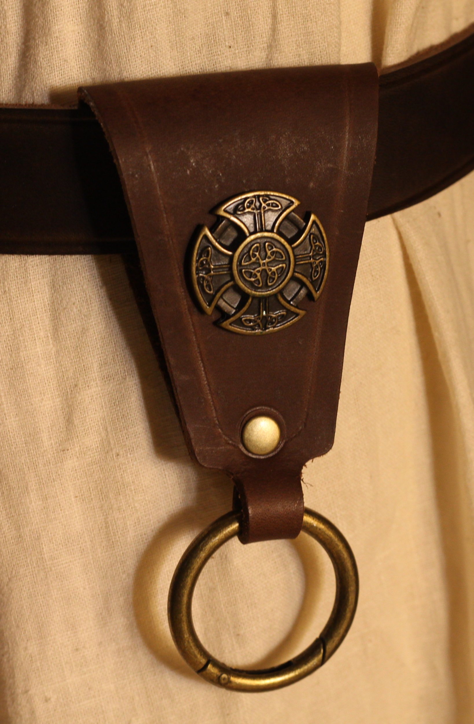 Gürtelschlaufe mit Ring und Kreuz der Kelten