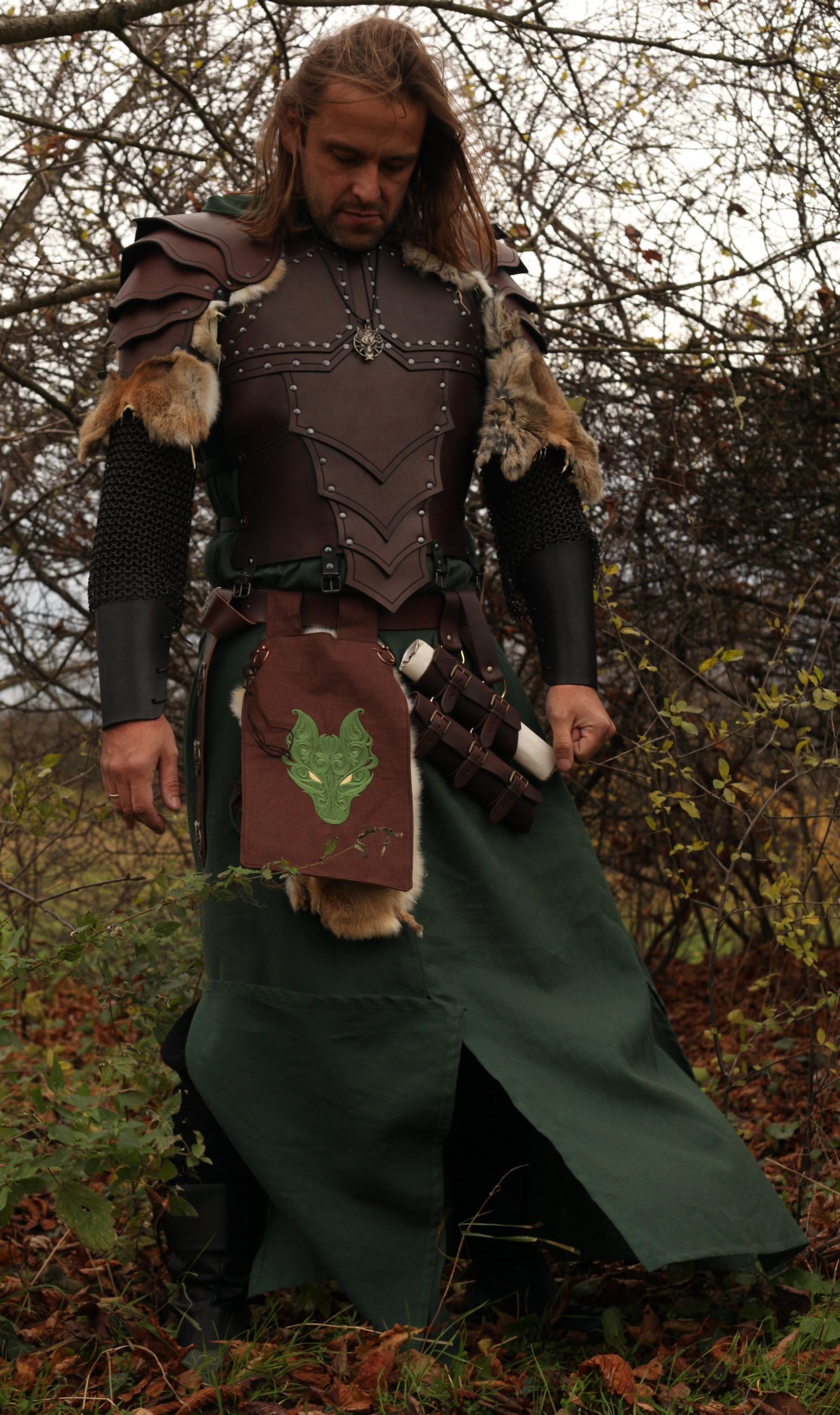 Lange grüne Tunika mit Kapuze