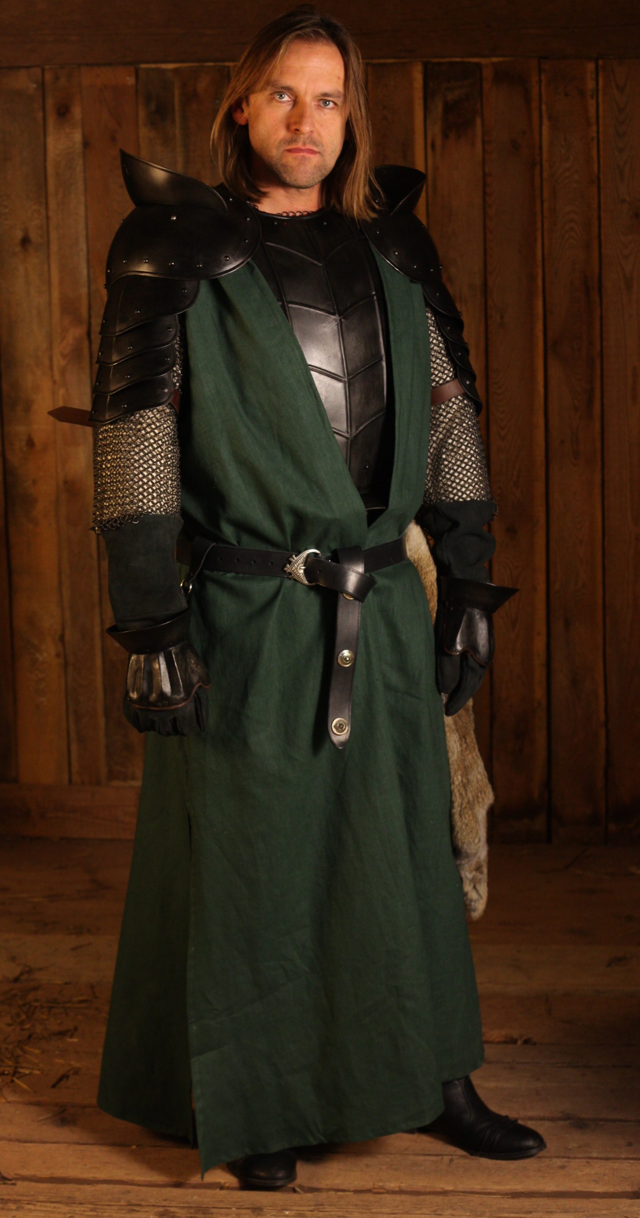 Lange grüne Weste mit Kapuze