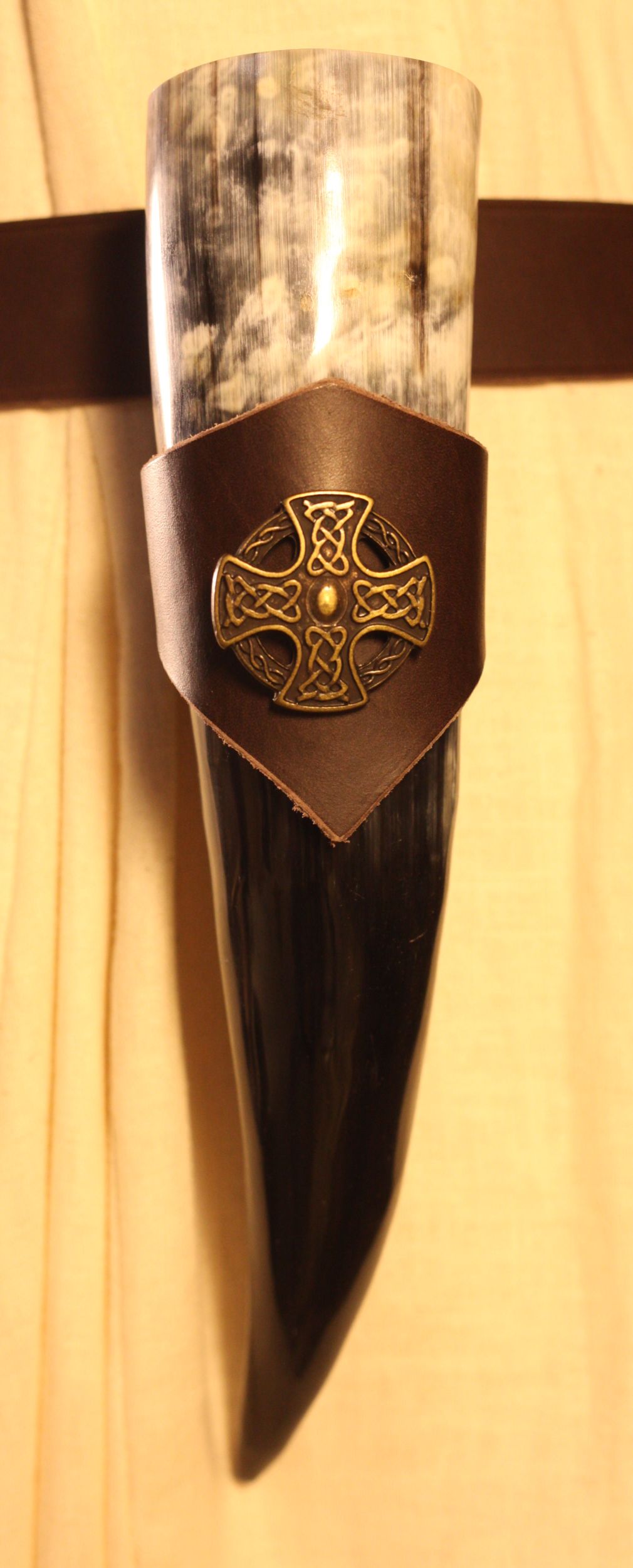 Trinkhorn mit Halter braun Keltenkreuz ca. 300ml