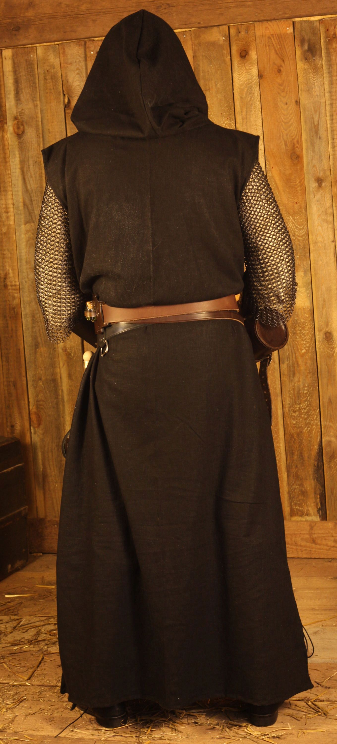 Lange schwarze Tunika mit Kapuze