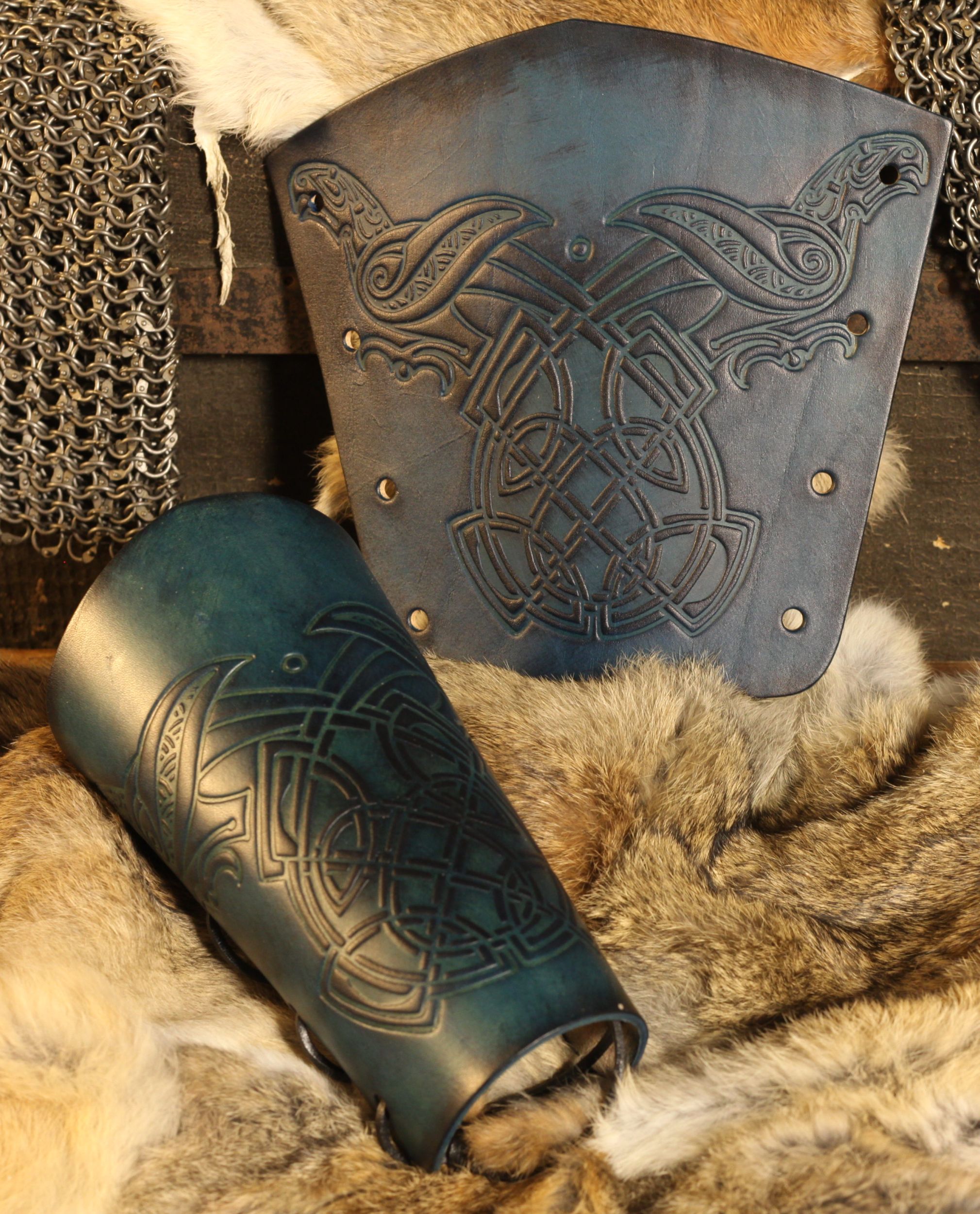 Leder-Armschienen Rabenprägung