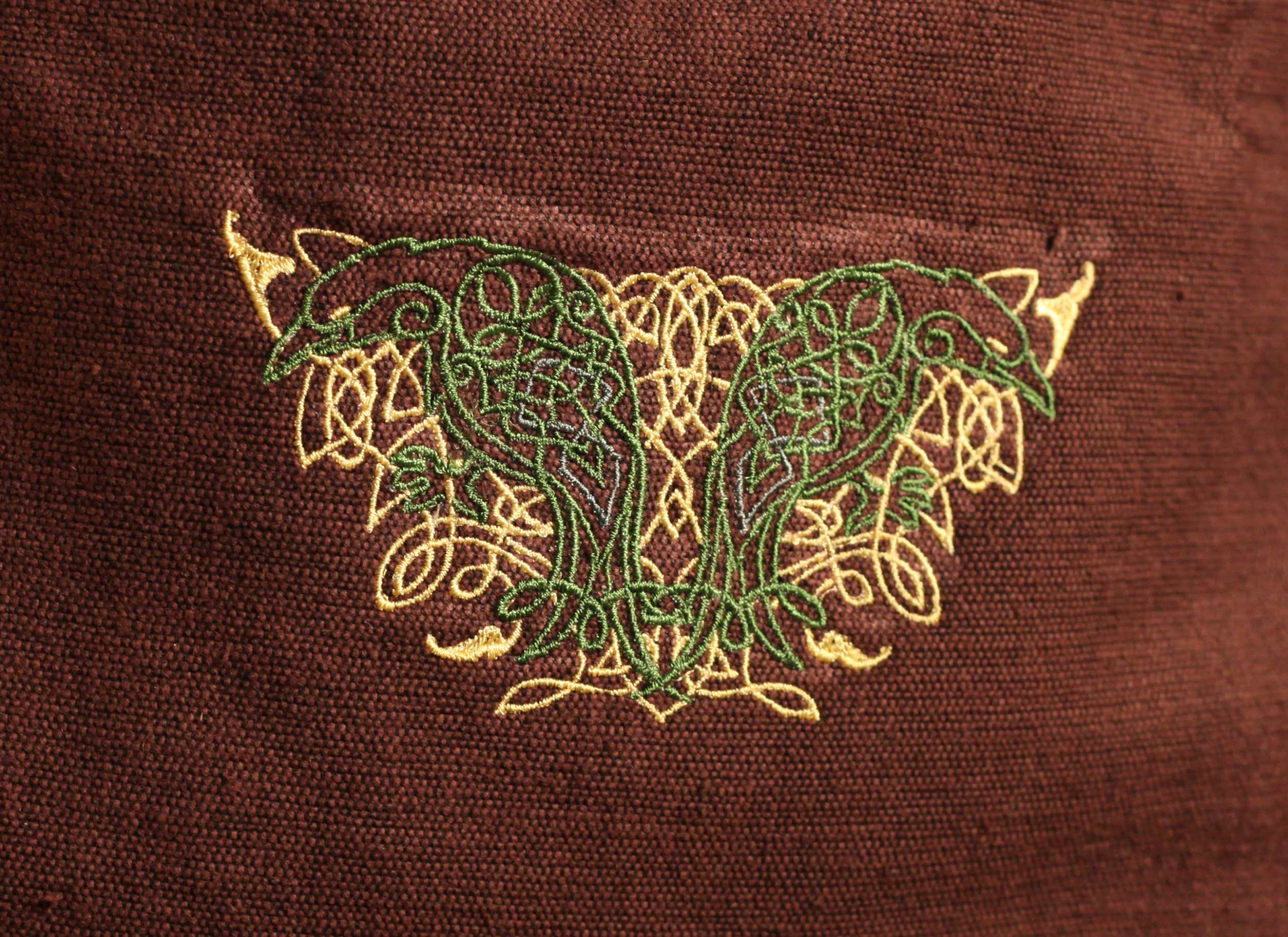 Mittelalterliche Tasche mit Raben-Stickerei