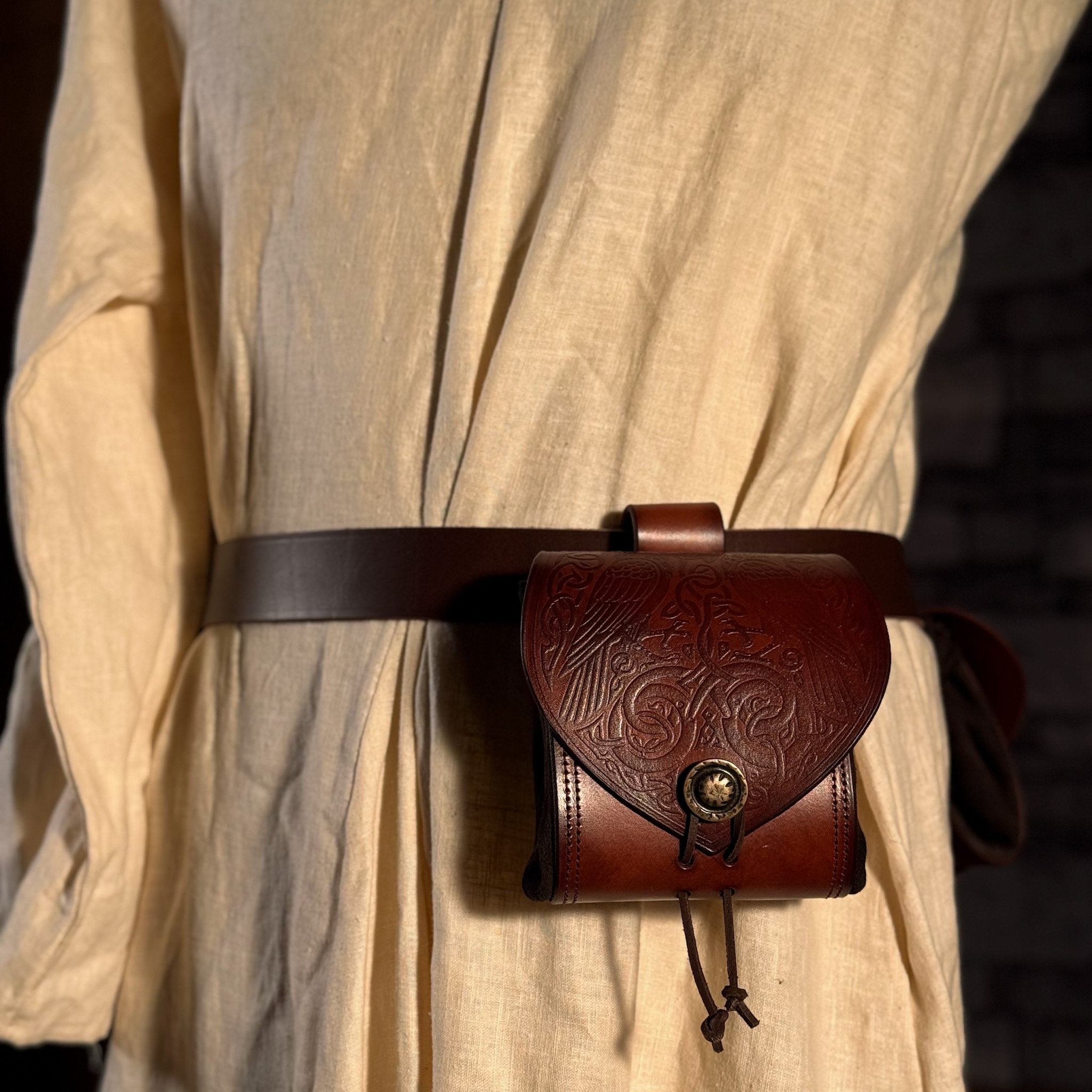 Gürteltasche aus Leder mit Raben, braun