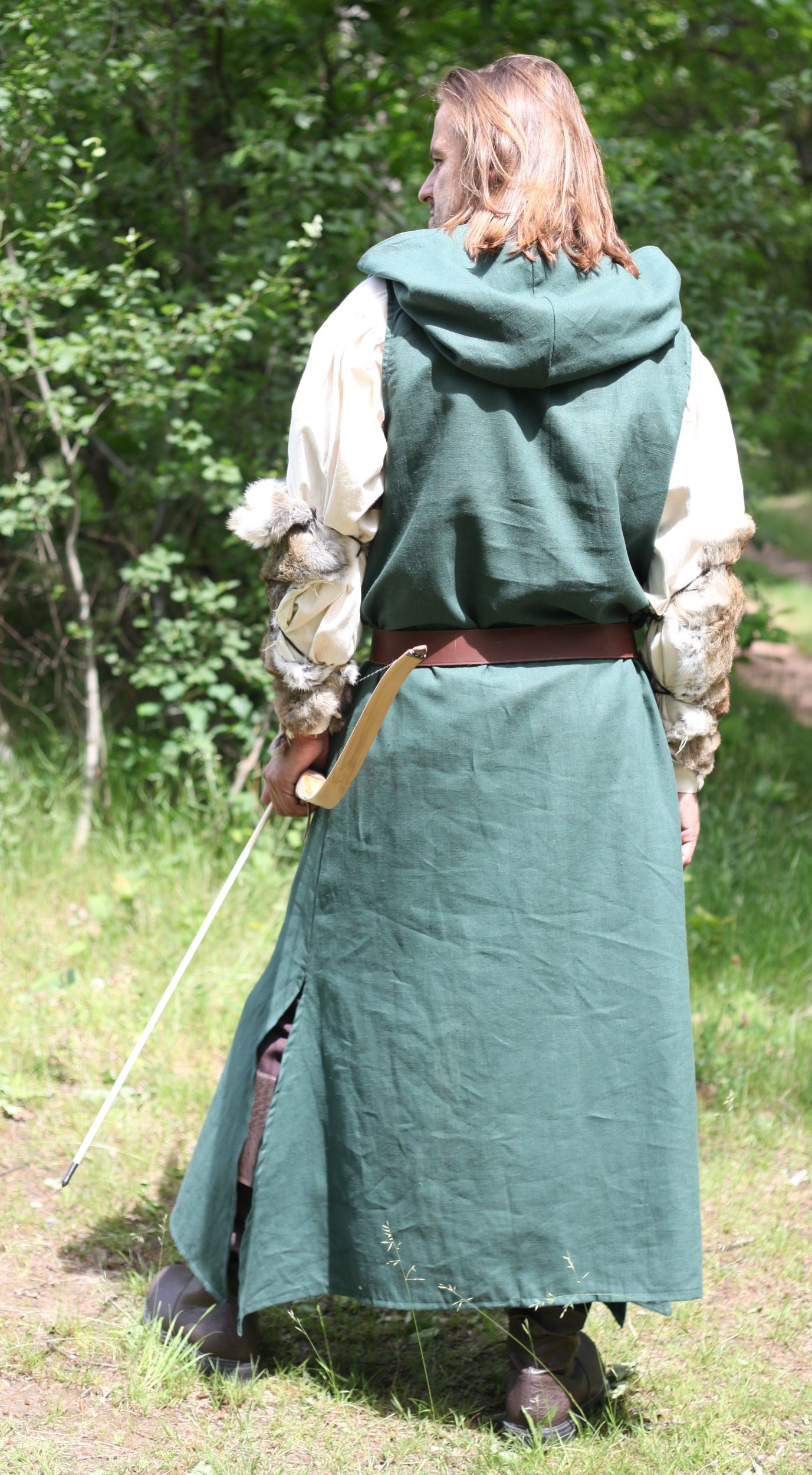 Lange grüne Tunika mit Kapuze