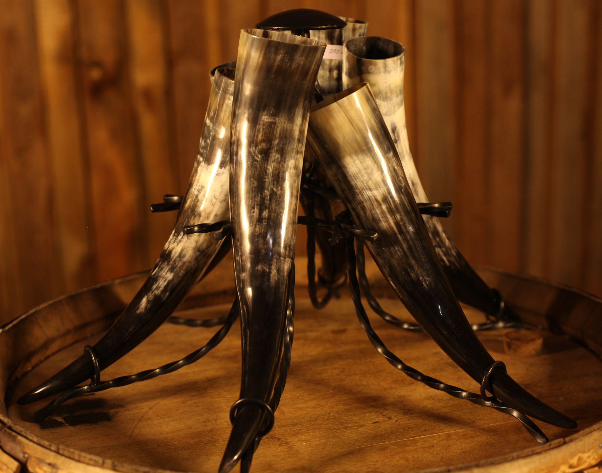 Trinkhornständer mit 6 Trinkhörnern