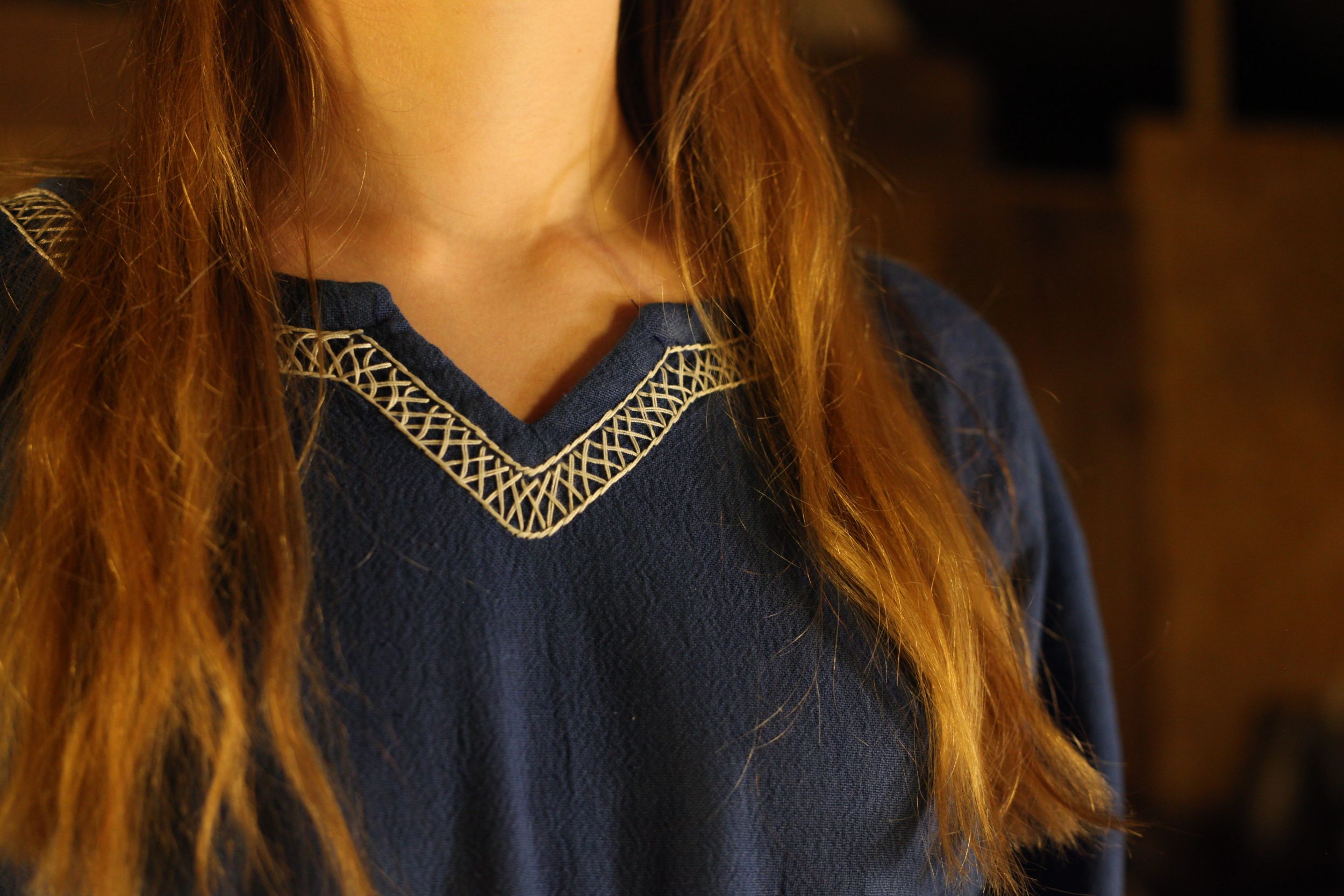 Blaues Wikingerkleid Brigida mit Handstickerei