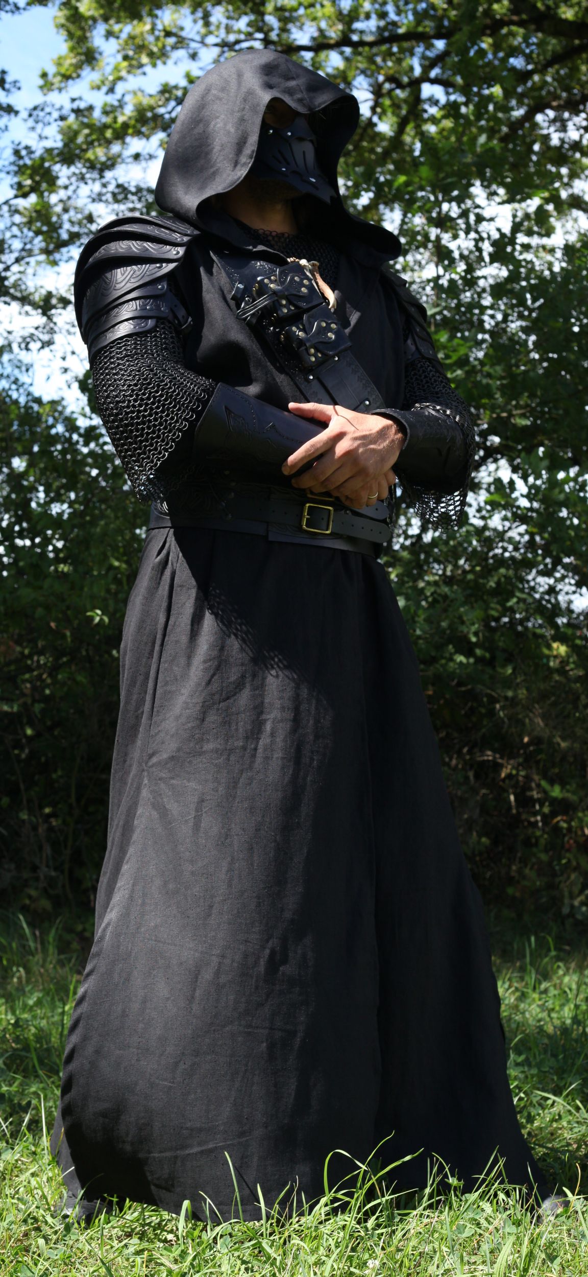 Lange schwarze Weste mit Kapuze