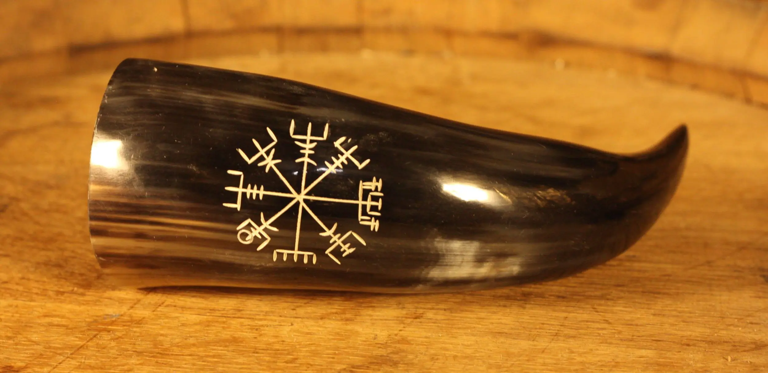 Echtes Trinkhorn mitVegvisir Gravur