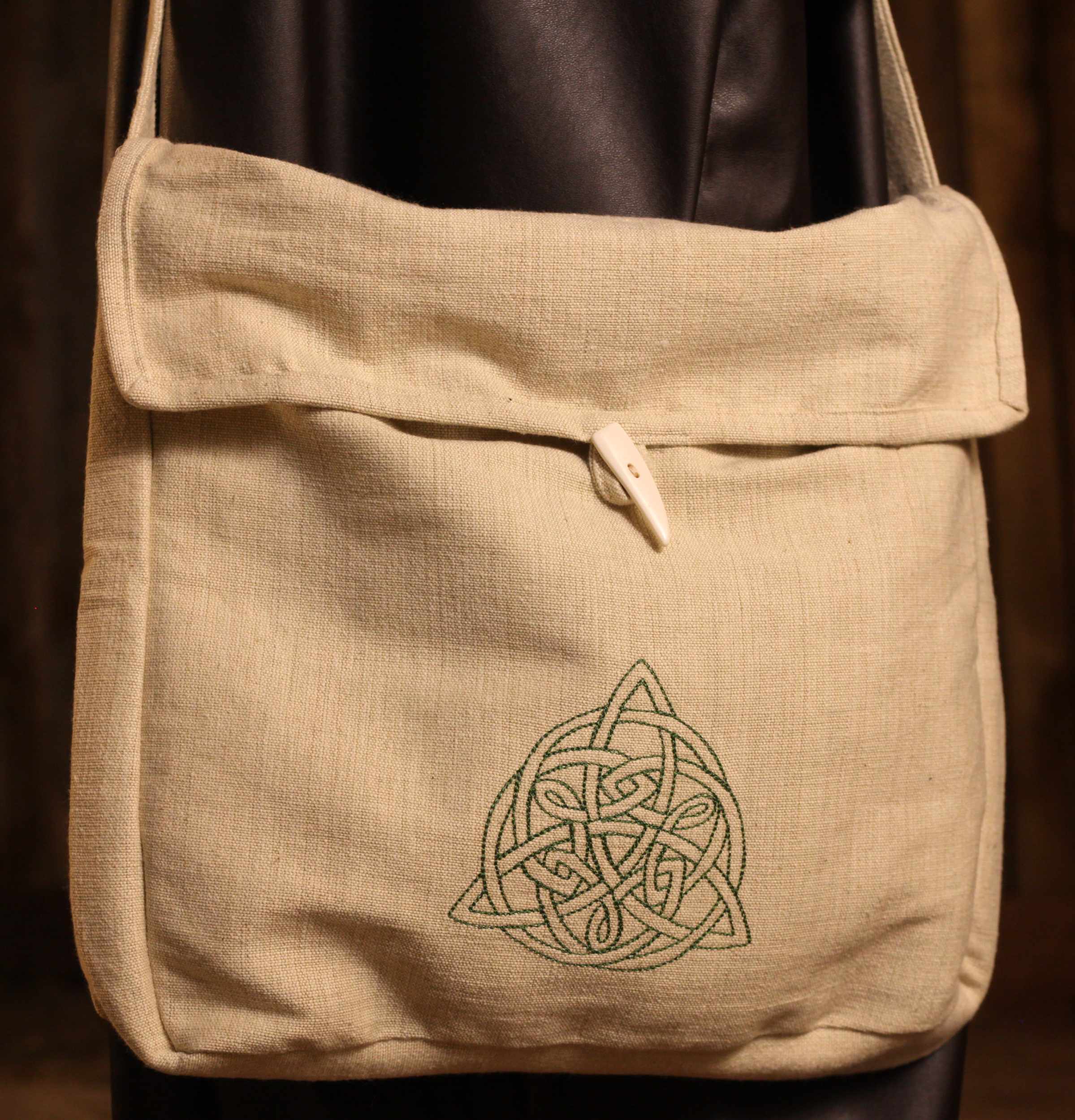 Mittelalterliche Tasche mit Stickerei Triquetra
