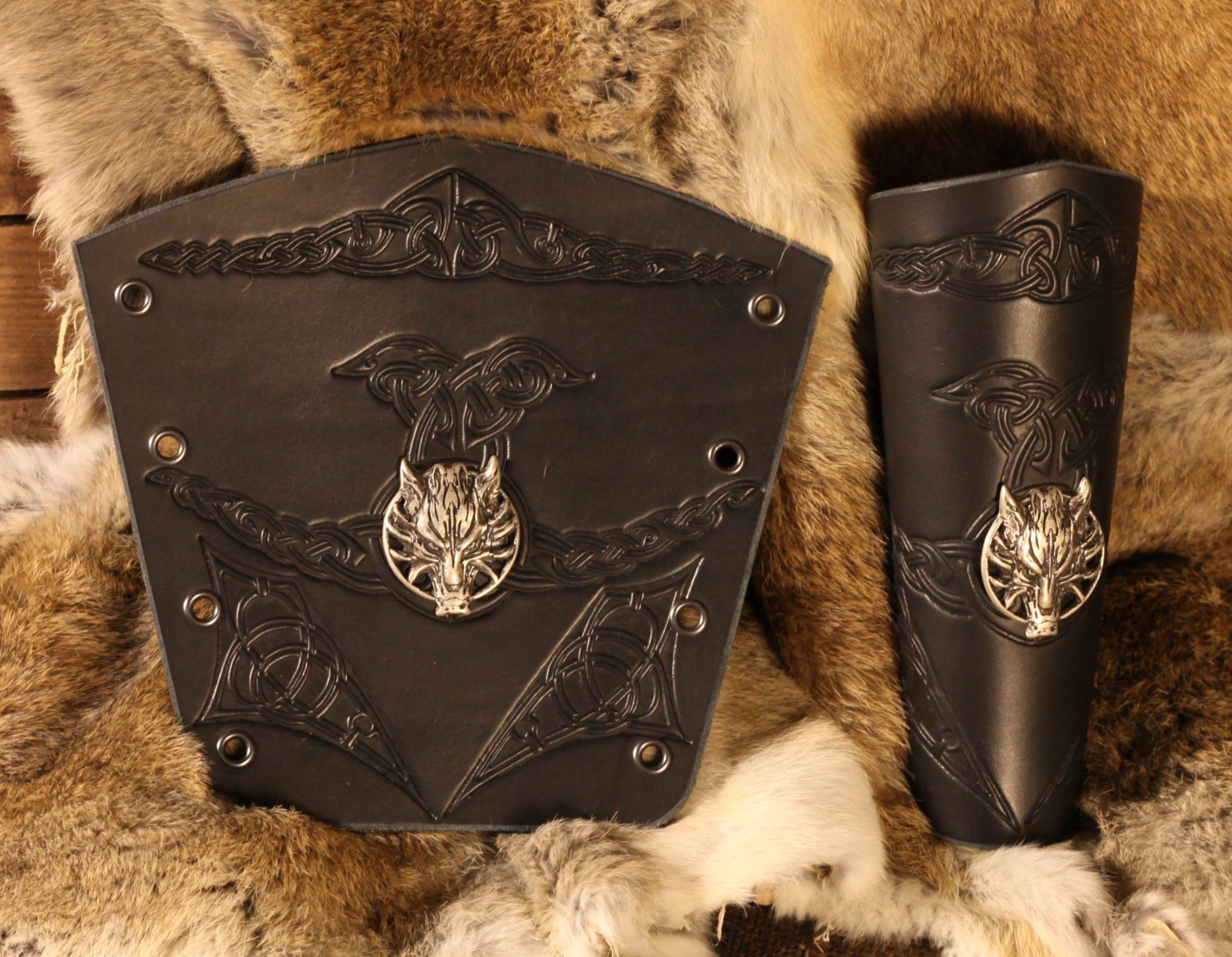 Leder-Armschienen mit Prägung und Zierniete Fenris