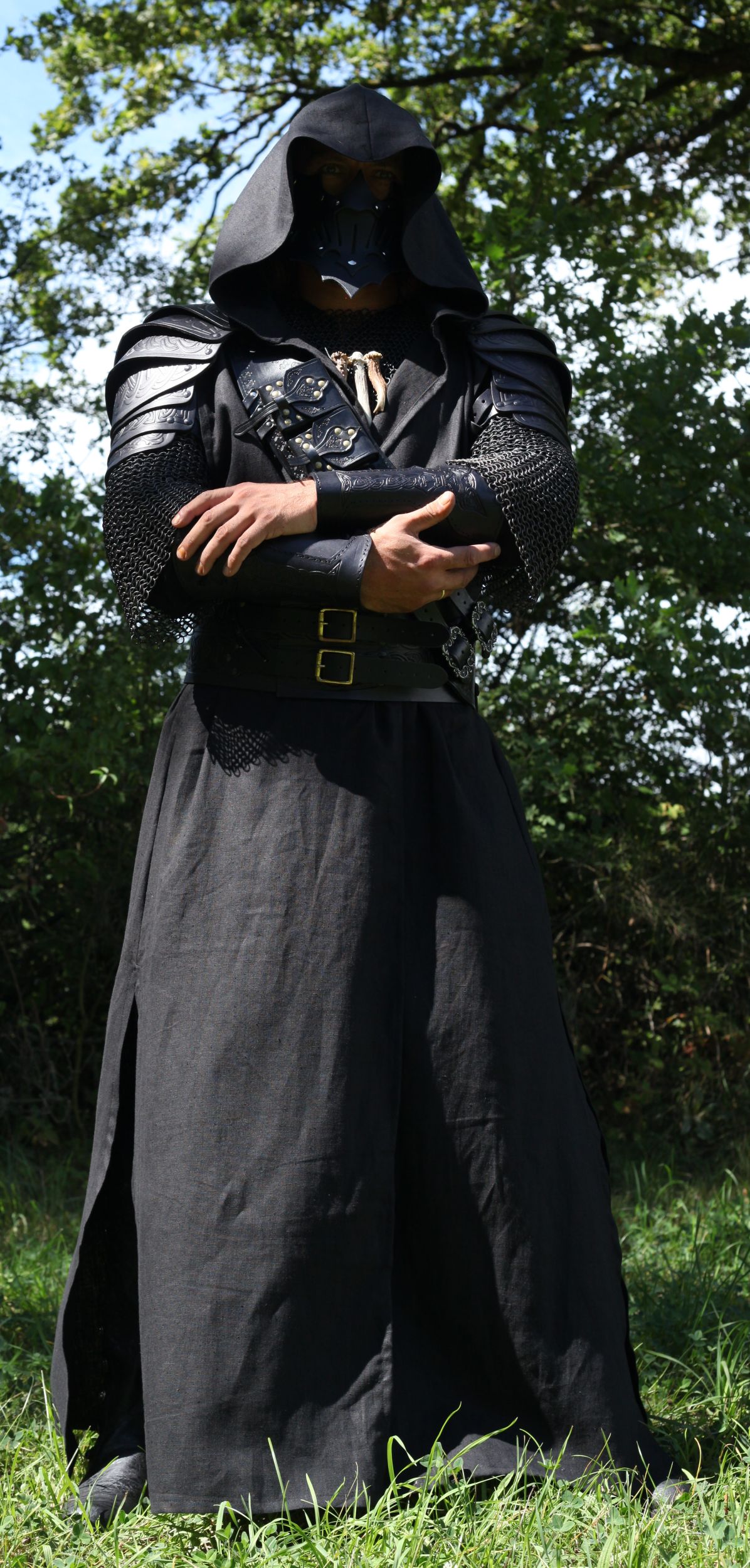 Lange schwarze Weste mit Kapuze