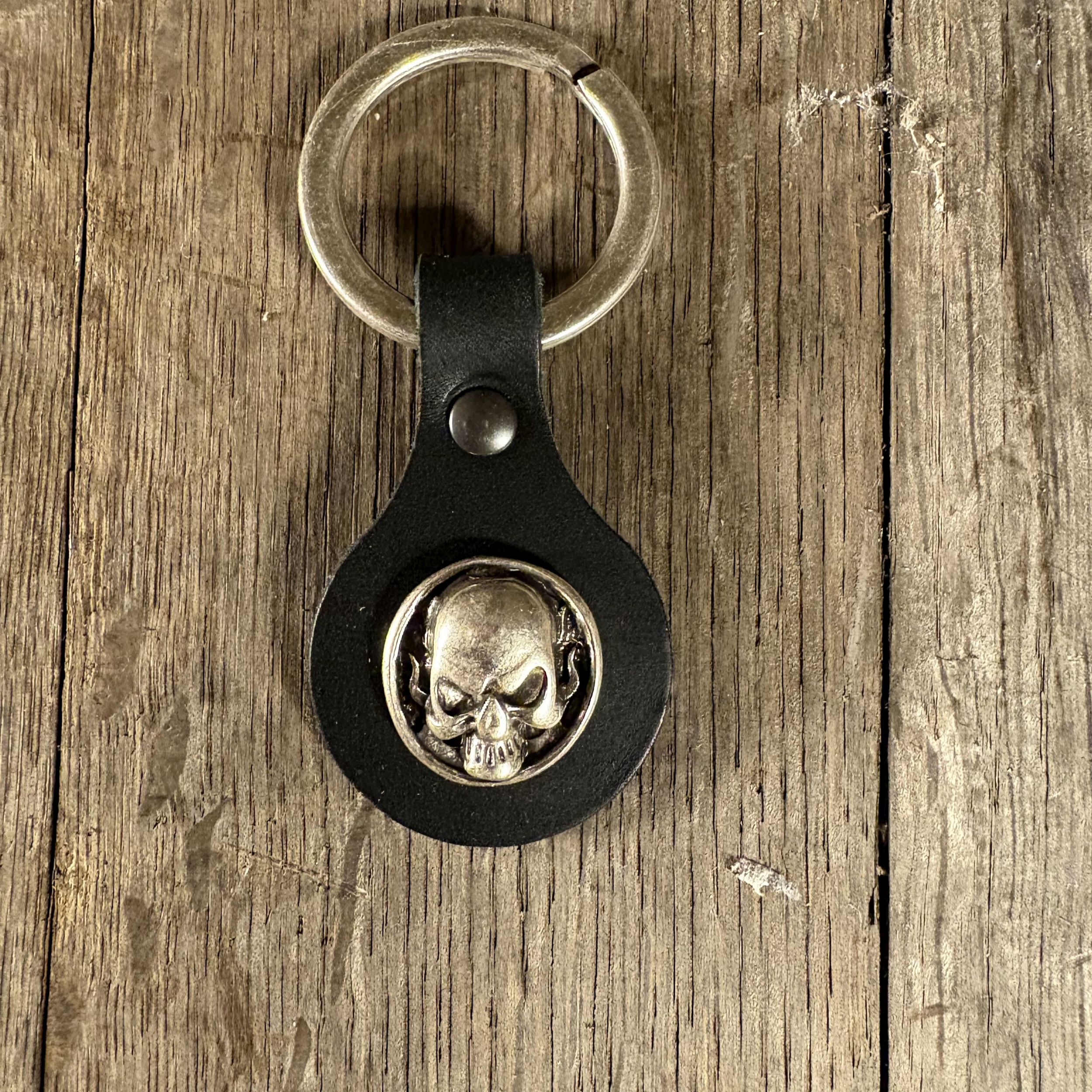 Schlüsselanhänger schwarz, kleiner Totenkopf