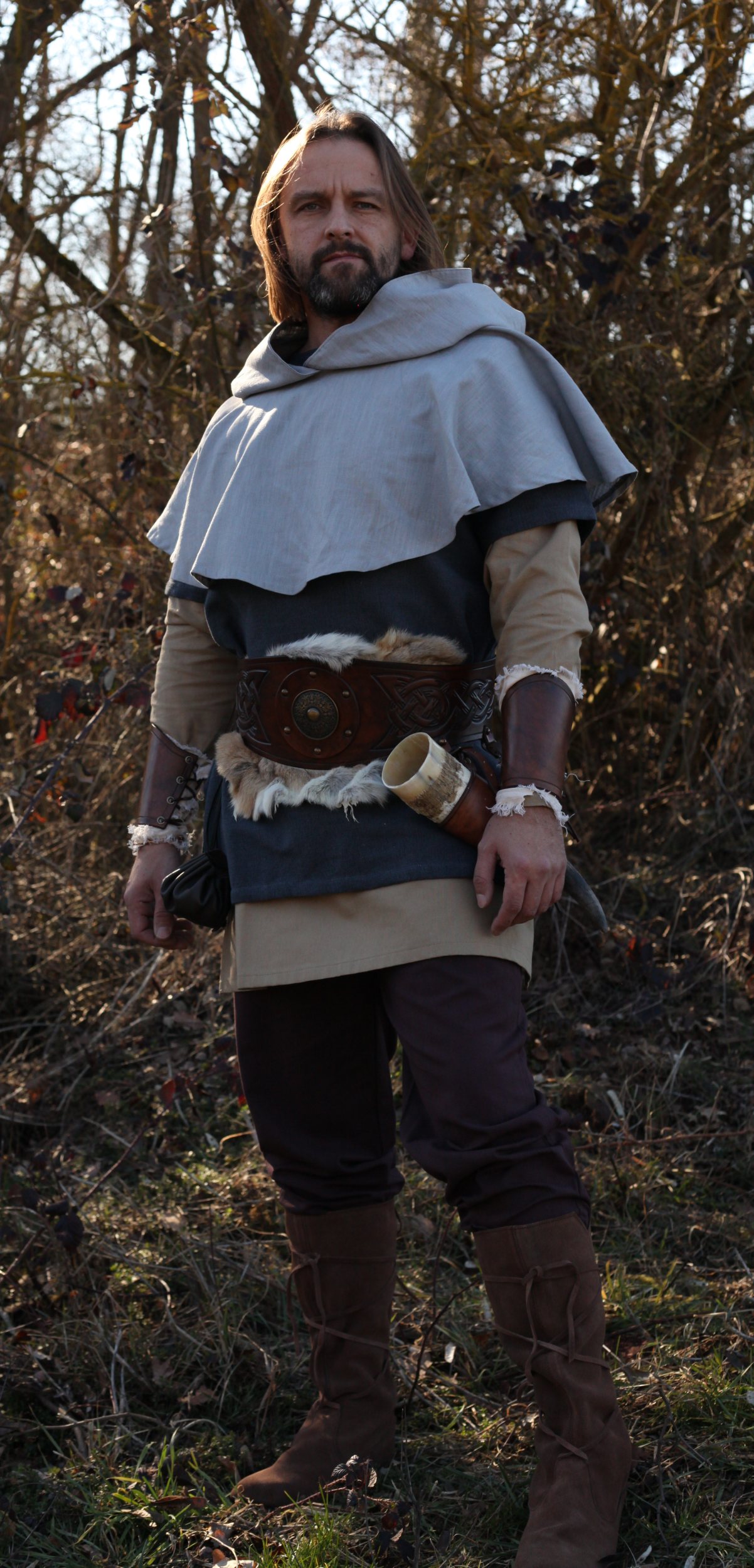 Kurze Lederarmschienen, geschnürt