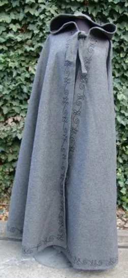 Umhang aus Wolle mit langer Kapuze und Stickerei