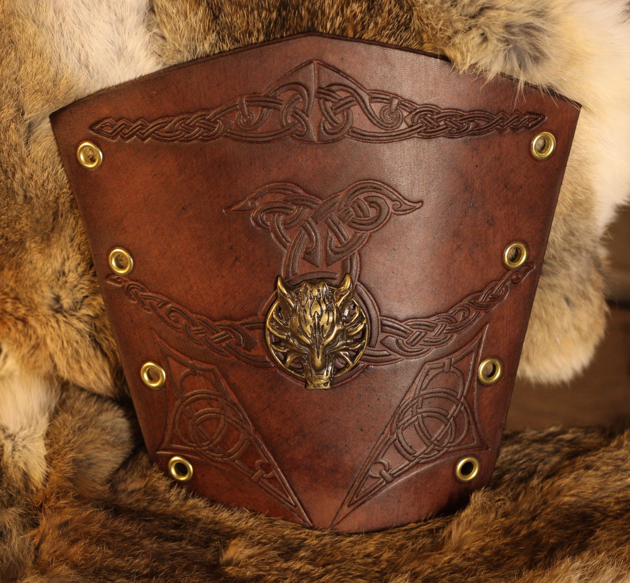 Leder-Armschienen mit Prägung und Zierniete Fenris