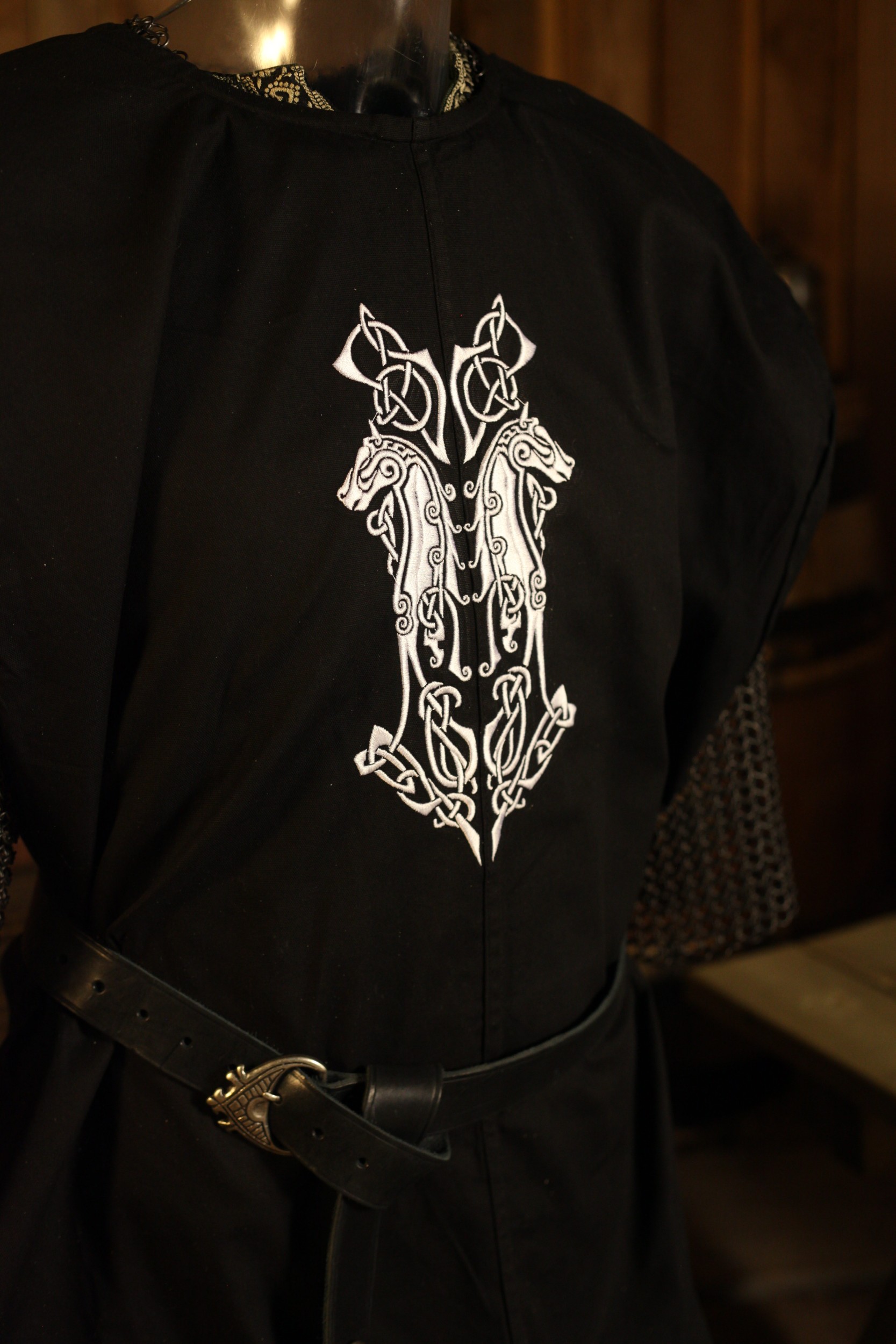 Wappenrock mit Stickerei Pferde