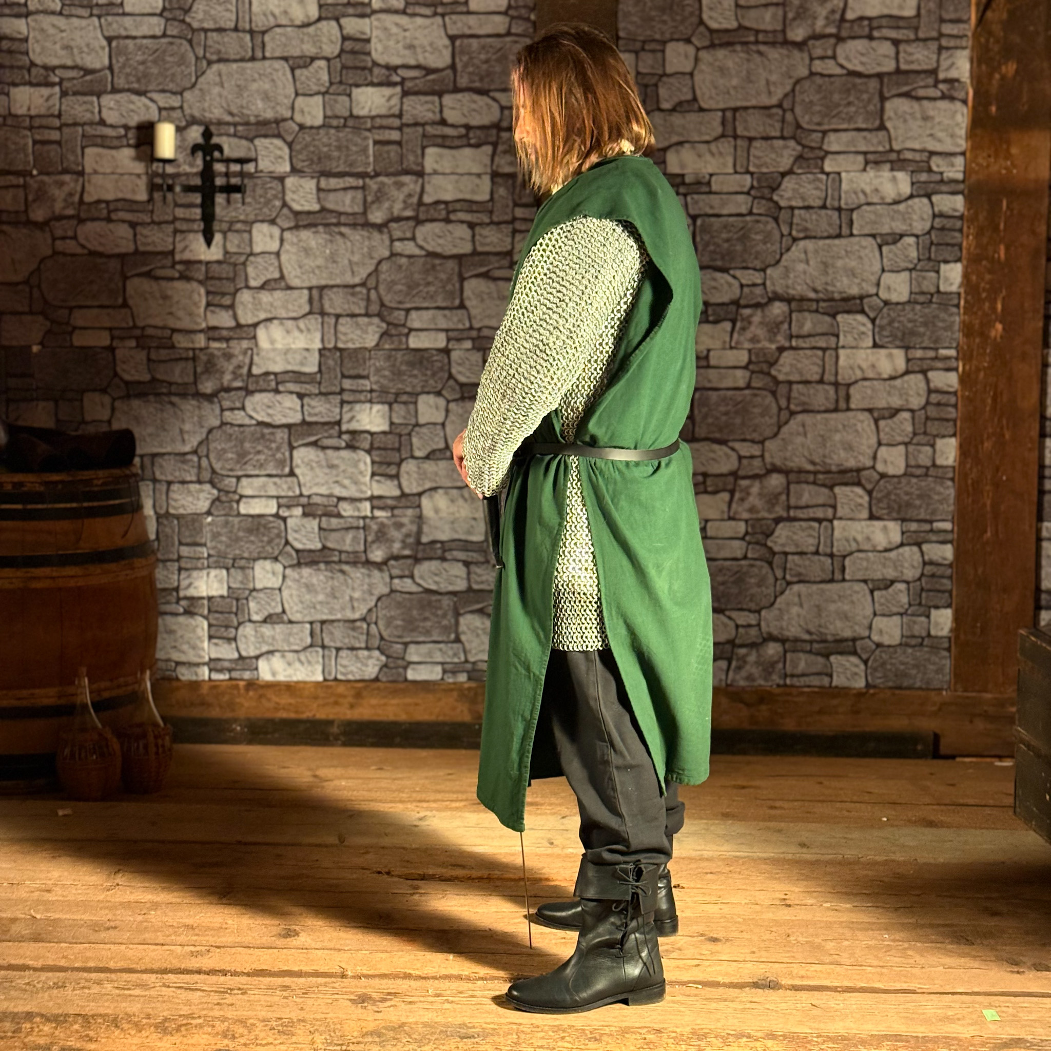 Grüner Wappenrock mit Stickerei Silberner Löwe